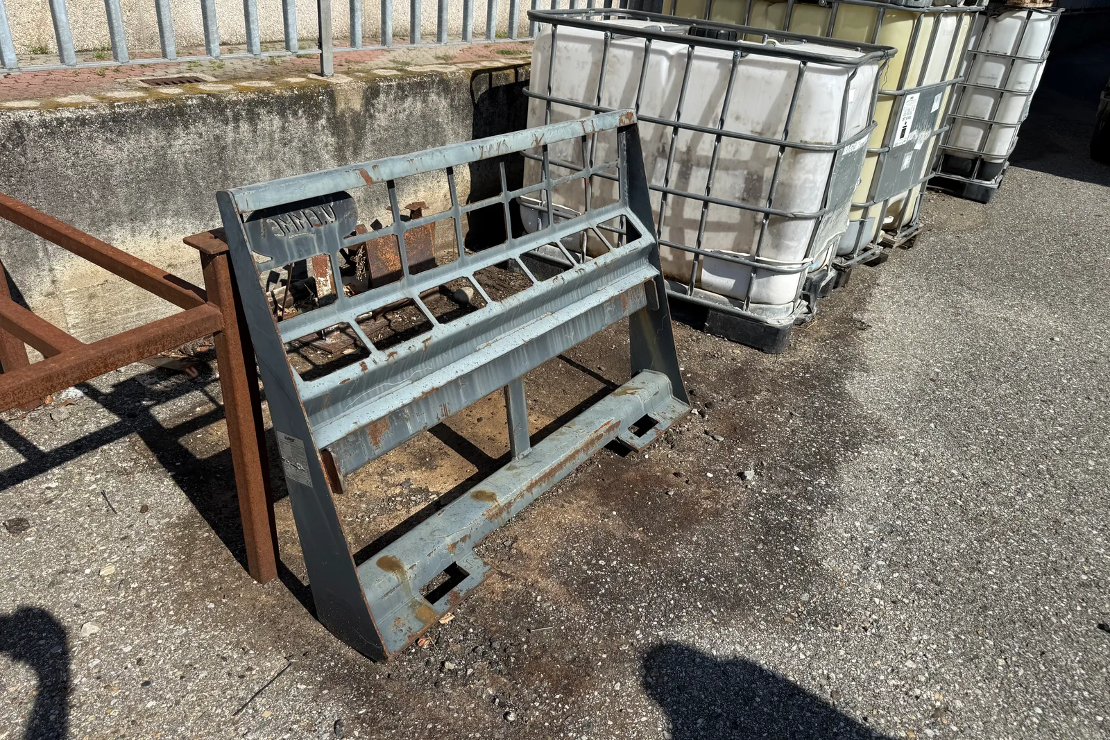 Minipala cingolata Takeuchi mod. TL140 completa di lama livellatrice, spazzatrice, fresa taglia asfalto, lama da neve e strumenti di misura