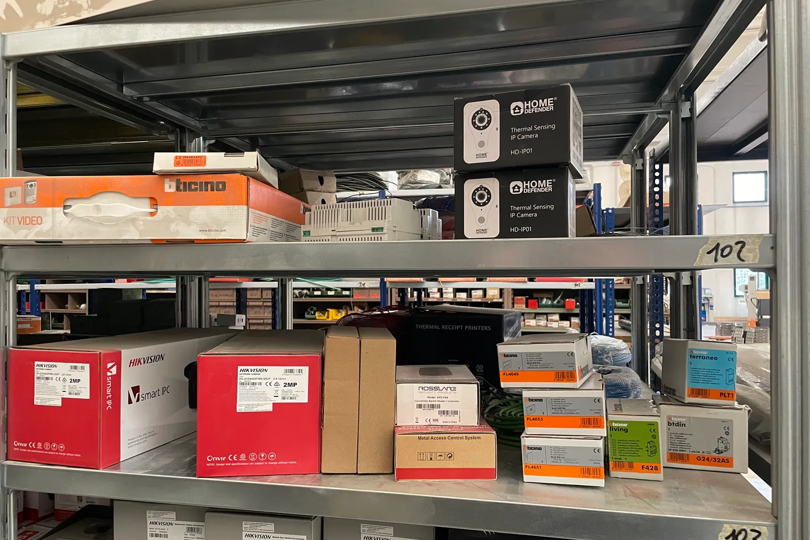 Stock lampade da tavolo, materiale elettrico e minuteria varia, oltre attrezzature e mobili da ufficio