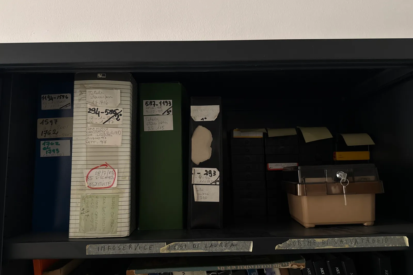 Volumi e riviste a scaffale, oltre stampe originali di uscite pubblicitarie degli anni 1955-1992 e microfiches