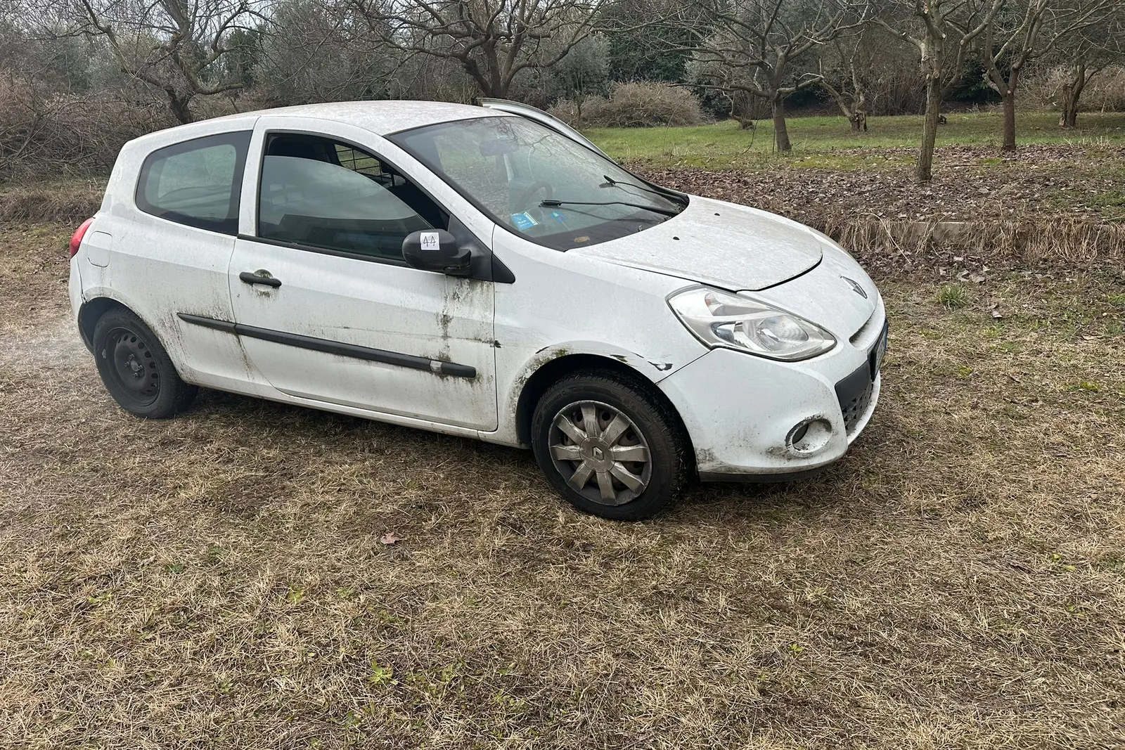 Autocarro Renault Clio targato EP552DN