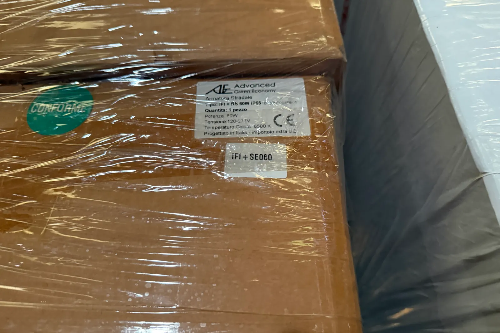 Magazzino lampade ad induzione magnetica, supporti e rimanenze