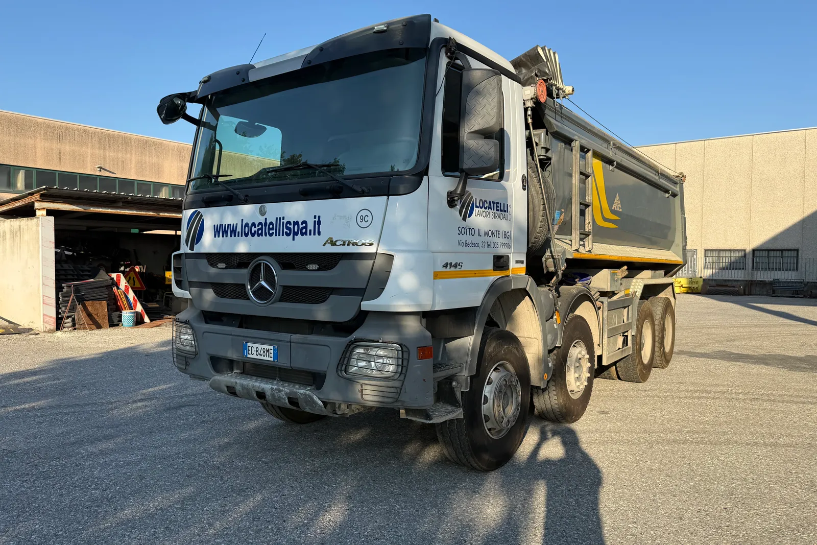 Autocarro ribaltabile Mercedes MB 4145 K targato EC848ME