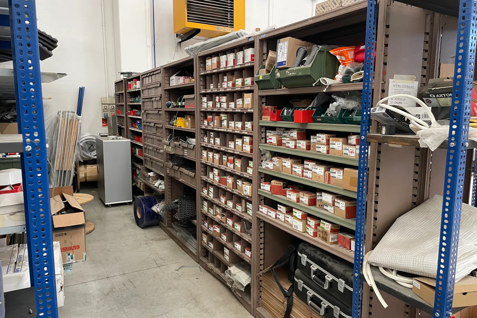 Stock lampade da tavolo, materiale elettrico e minuteria varia, oltre attrezzature e mobili da ufficio