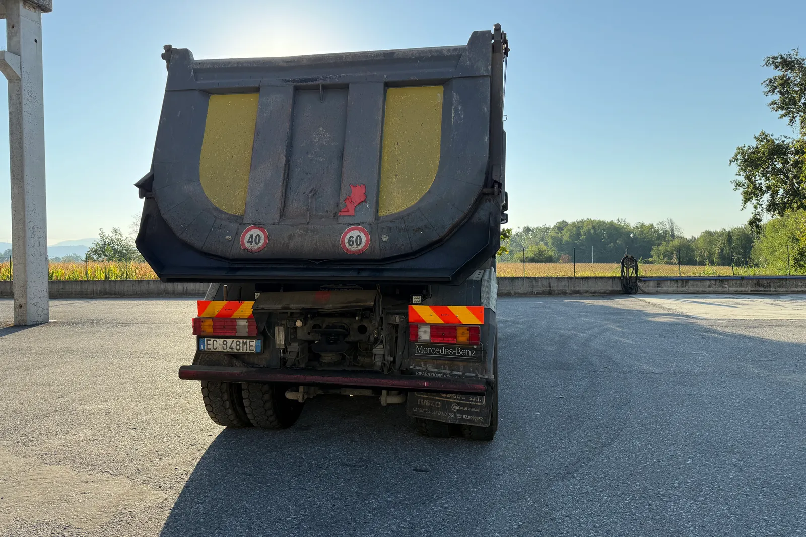 Autocarro ribaltabile Mercedes MB 4145 K targato EC848ME