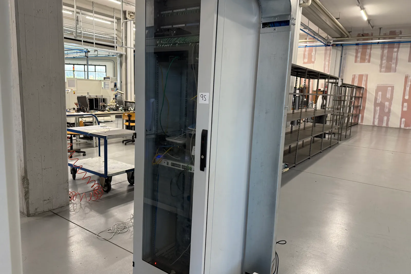 Arredi e macchine elettriche ed elettroniche da ufficio