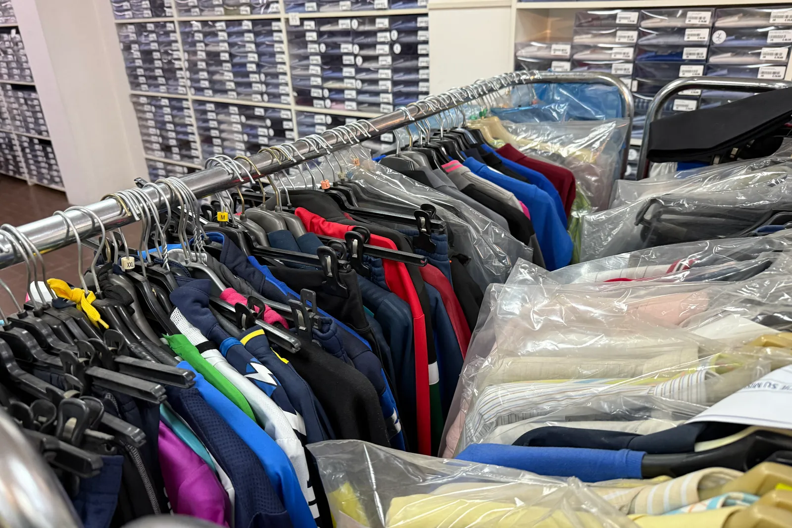 Magazzino tessuti, capi di abbigliamento e accessori – ID da n. 65 a n. 80