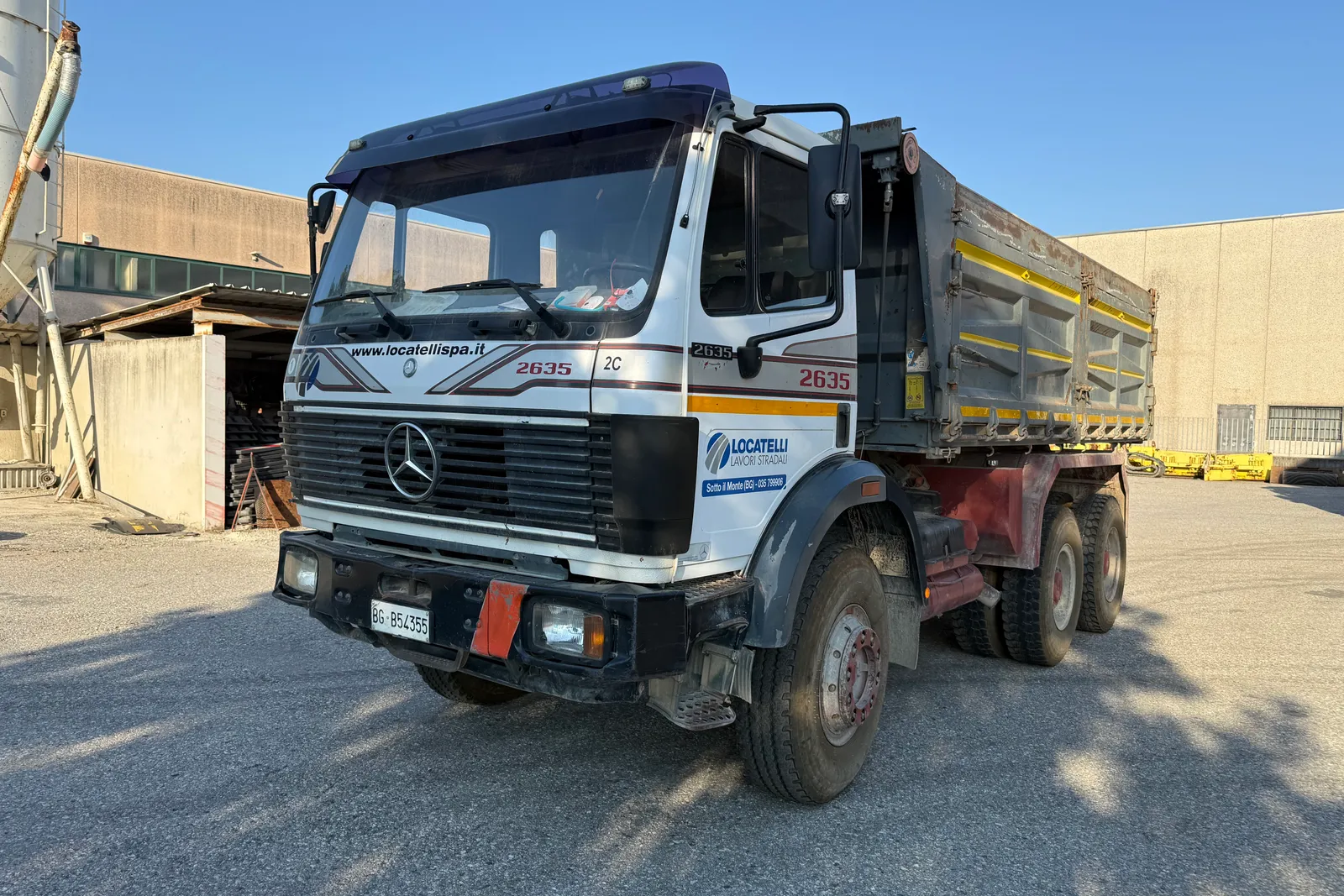 Autocarro ribaltabile Mercedes targato BGB54355