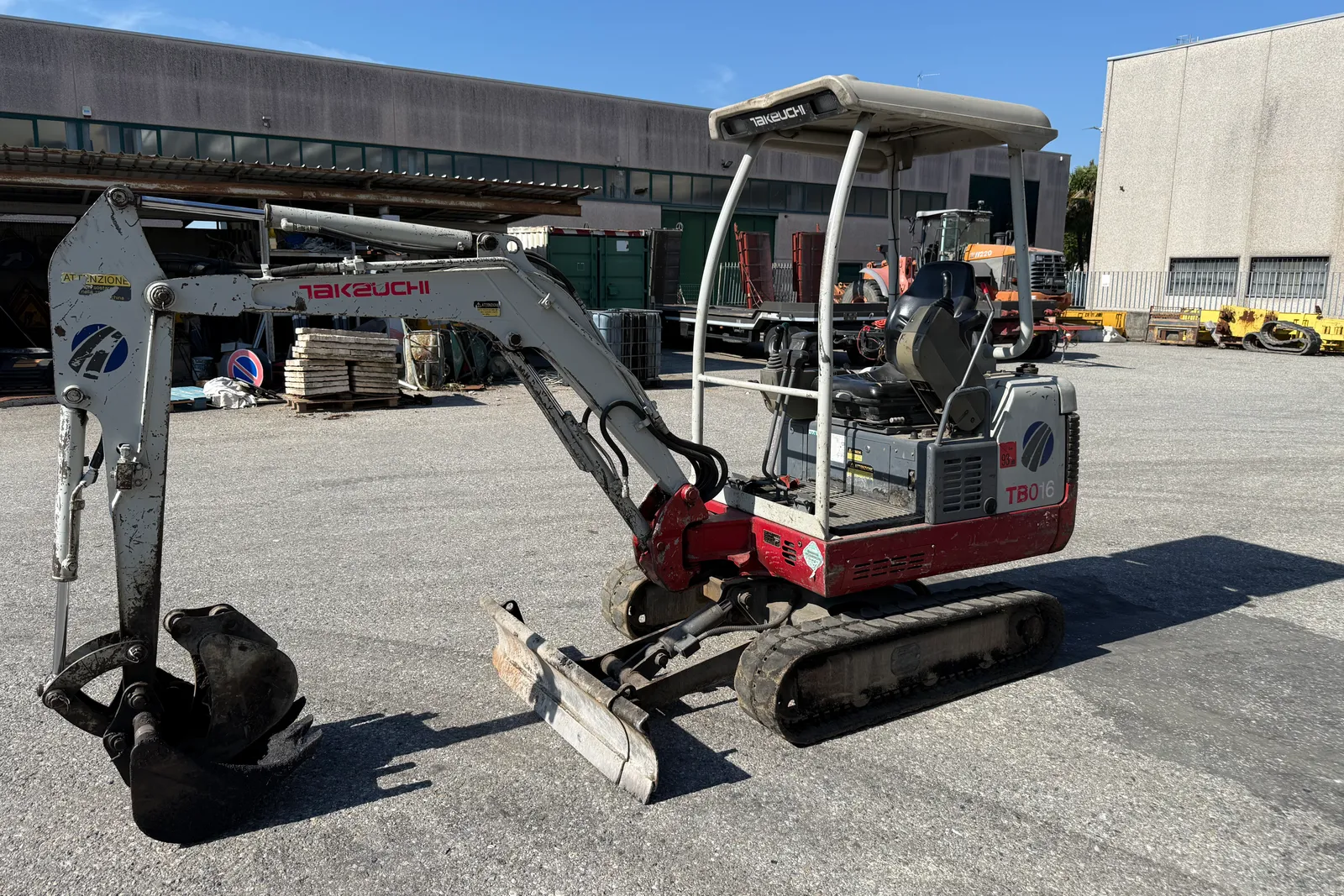 Miniescavatore cingolato Takeuchi mod. TB016S completo di n. 2 benne e coppia di rampe di carico
