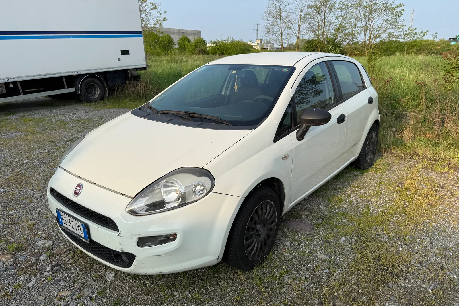 Autovettura Fiat Punto targata ES324VK