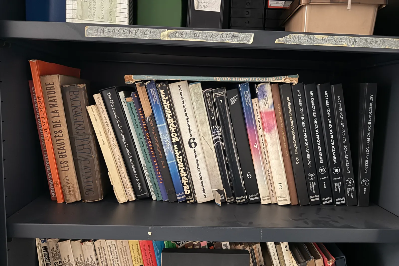 Volumi e riviste a scaffale, oltre stampe originali di uscite pubblicitarie degli anni 1955-1992 e microfiches
