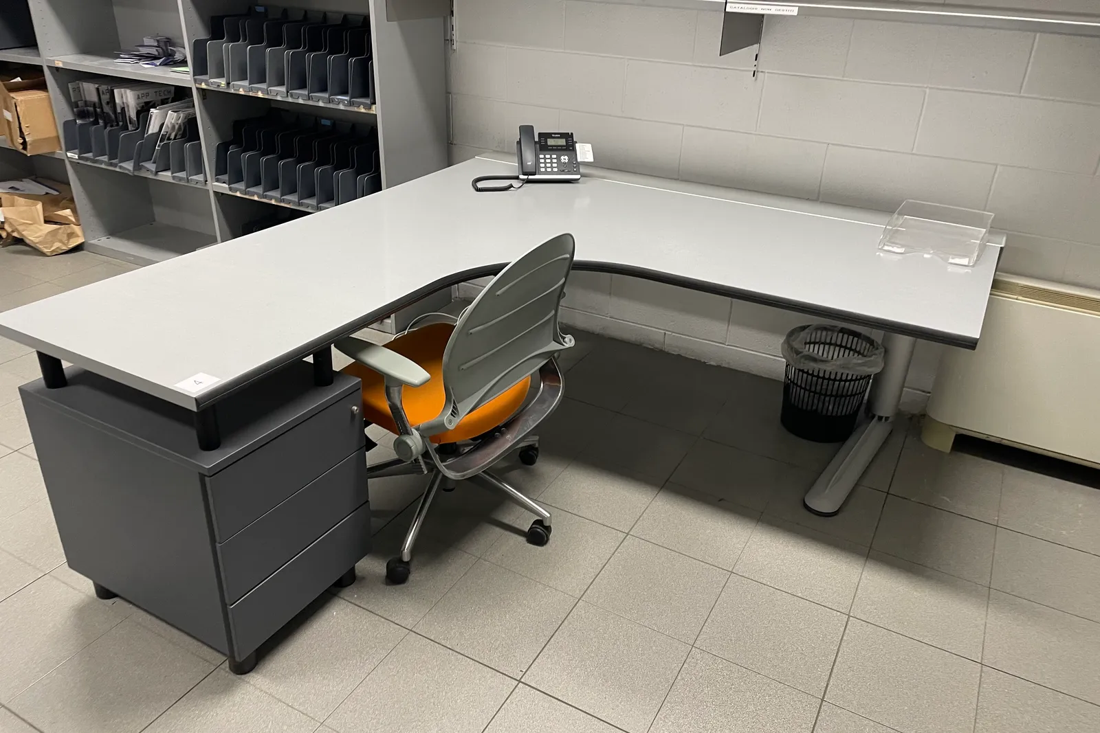 Stock lampade da tavolo, materiale elettrico e minuteria varia, oltre attrezzature e mobili da ufficio