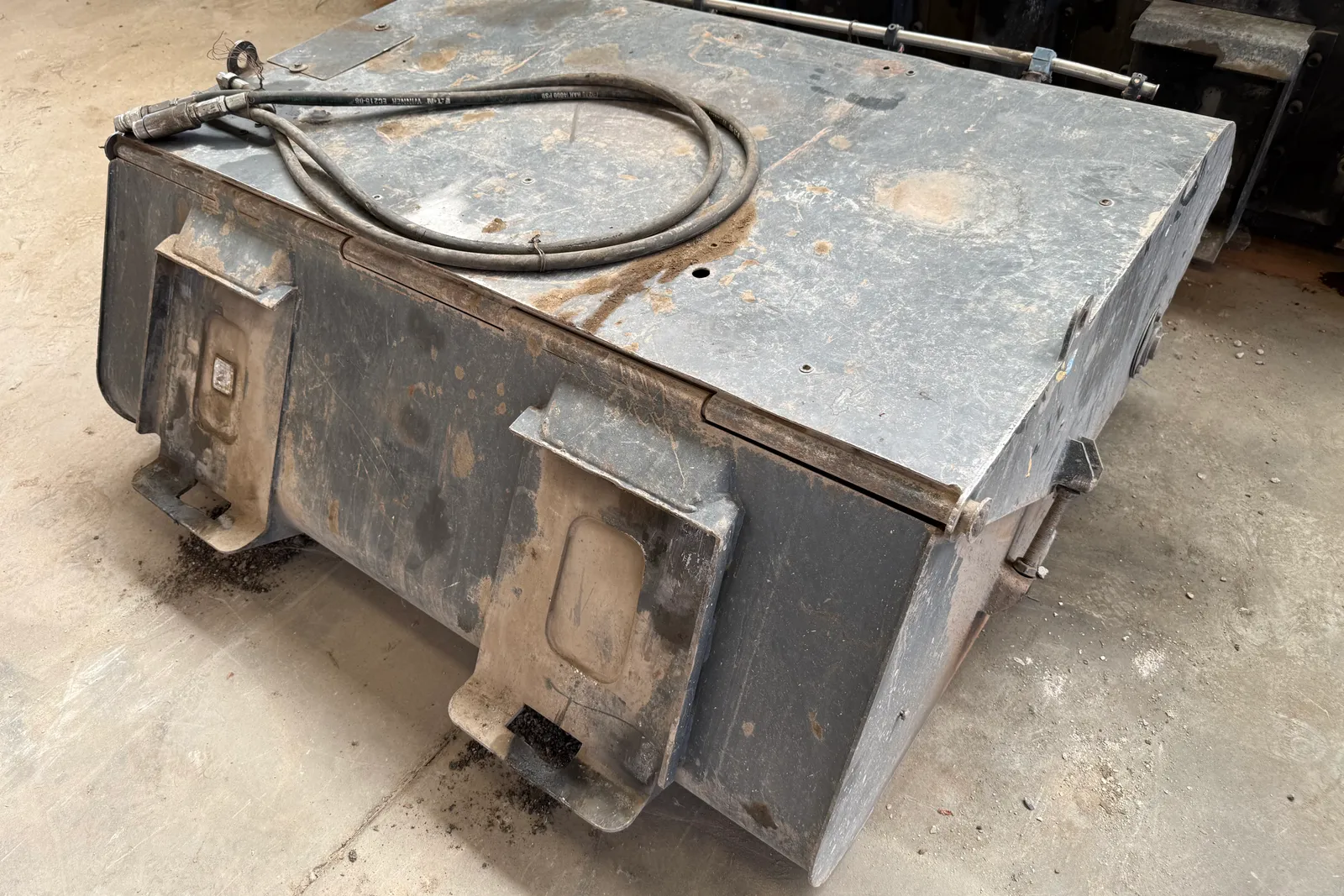Minipala cingolata Takeuchi mod. TL140 completa di lama livellatrice, spazzatrice, fresa taglia asfalto, lama da neve e strumenti di misura