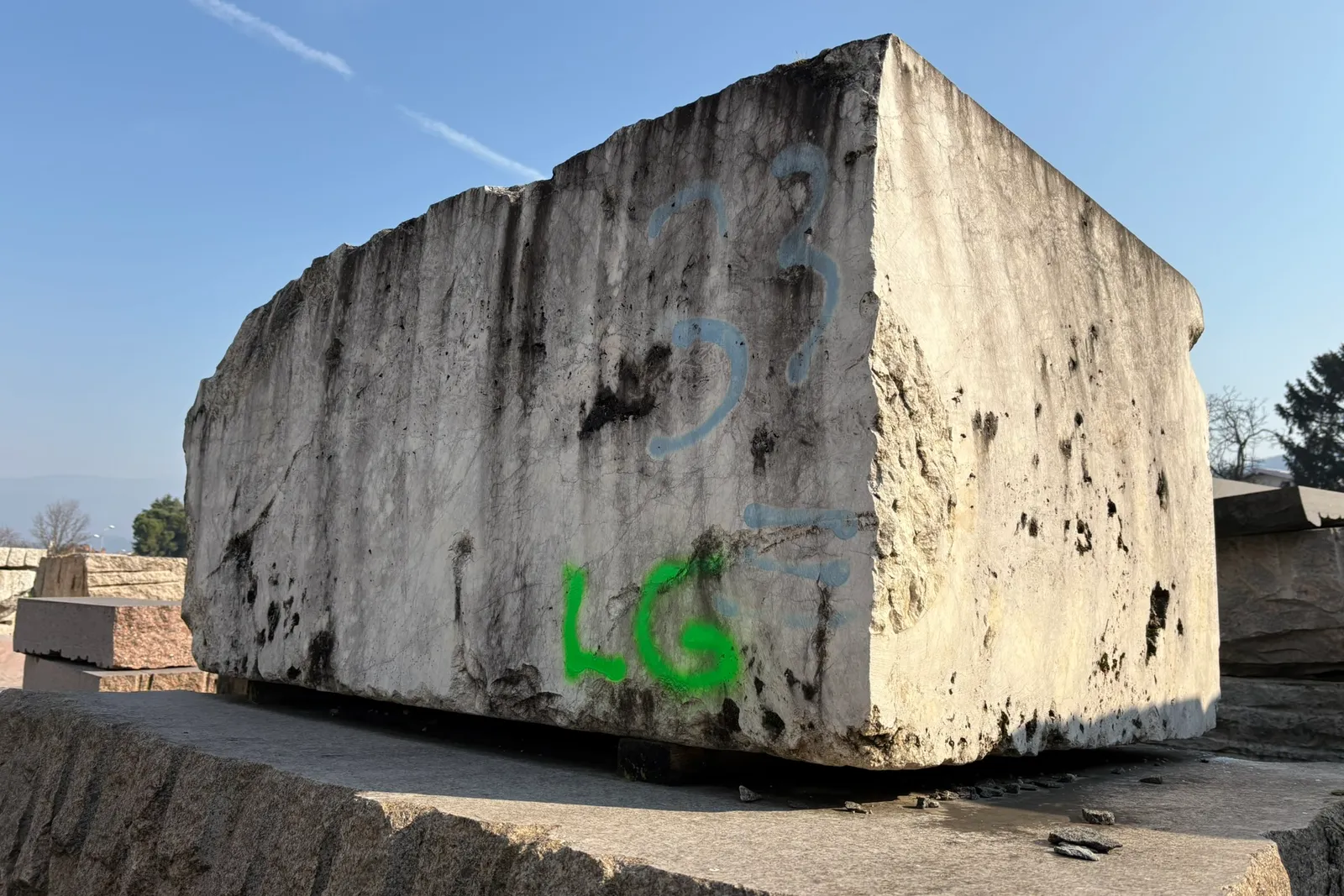 Marmo - rimanenze blocchi, semiblocchi, informi, pietrame, lastre, filagne e piastrelle, lotto espositivo e tavolo da esterno in marmo