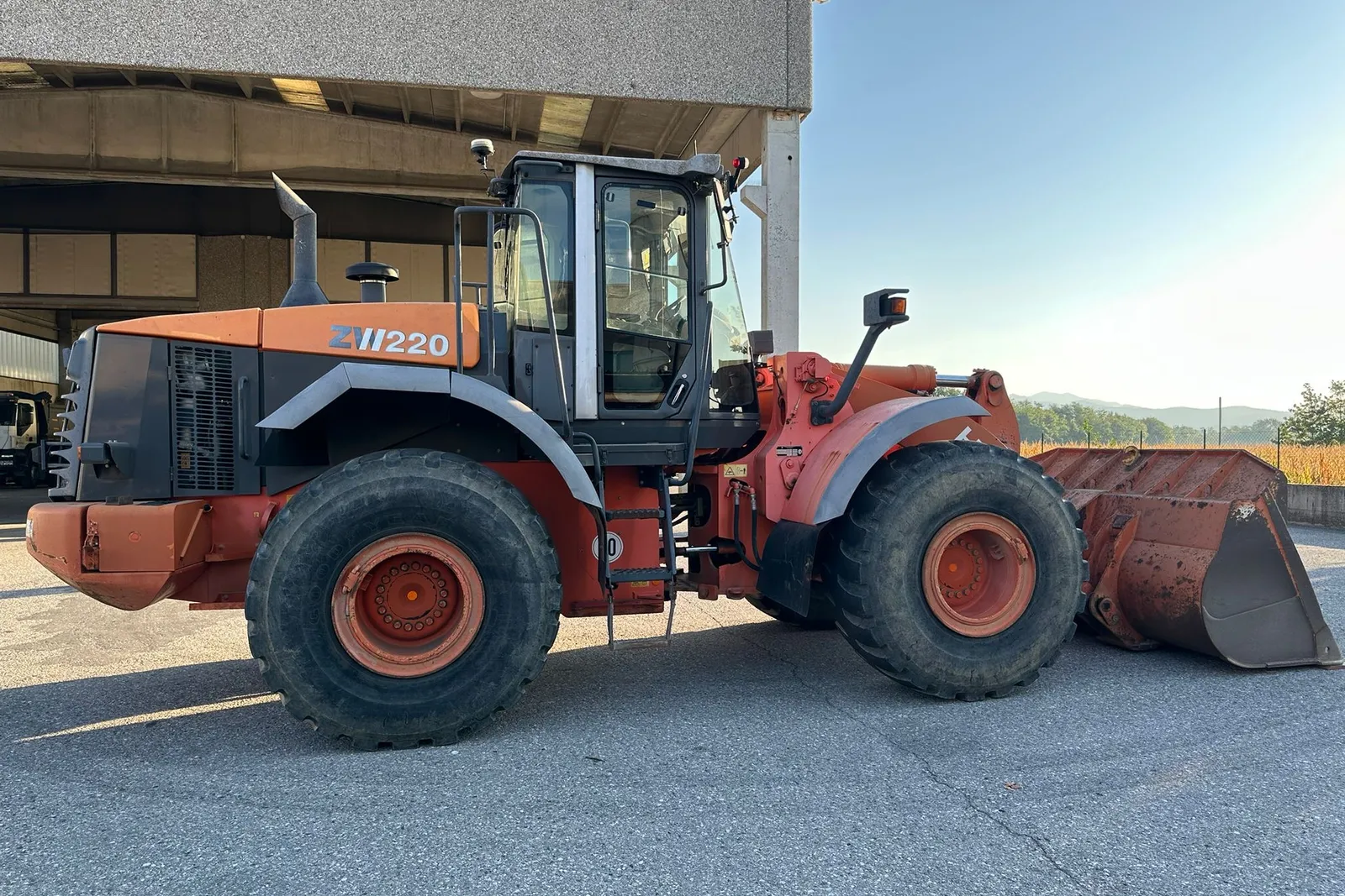 Pala caricatrice gommata Hitachi mod. ZW220 