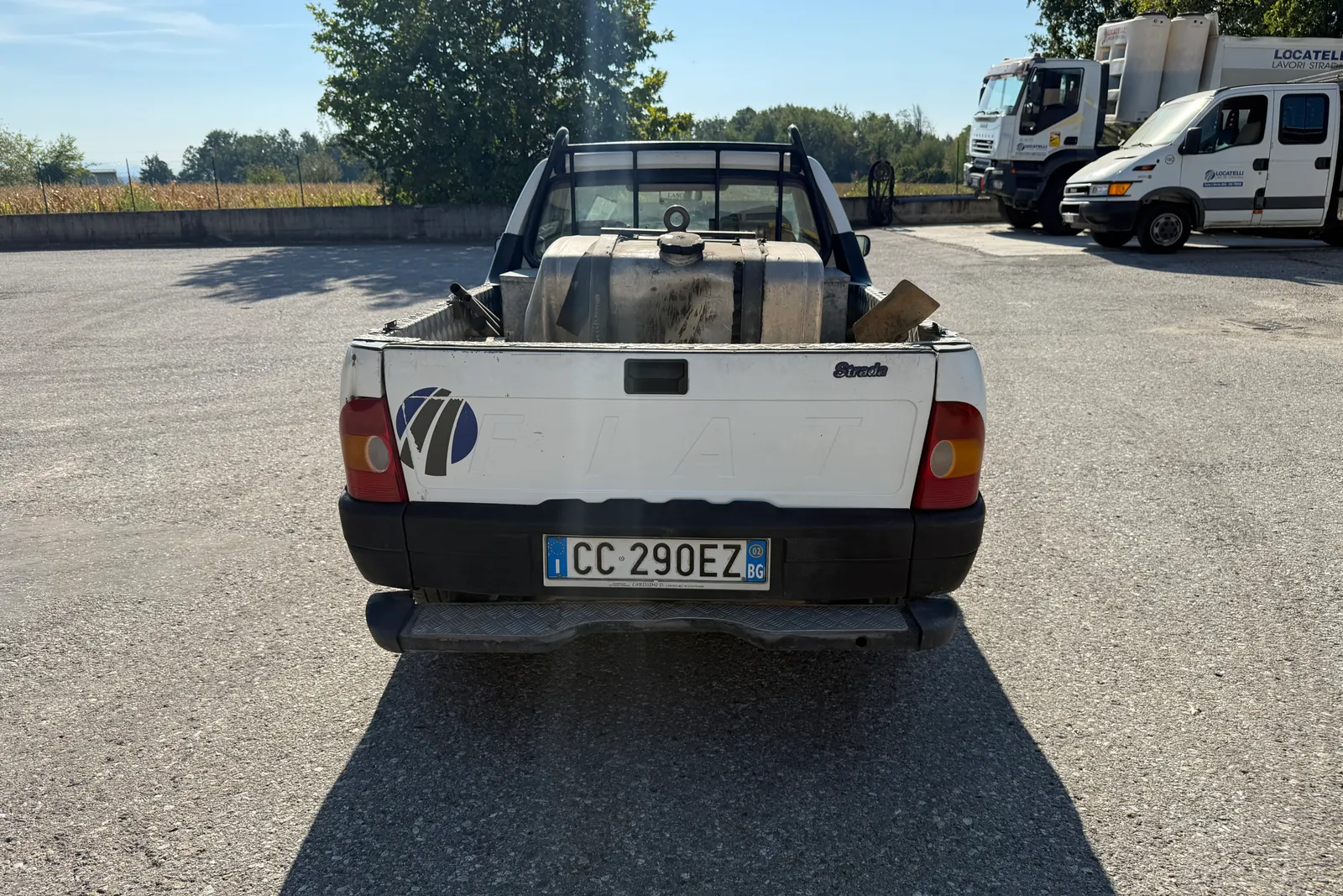 Autocarro Fiat Strada targato CZ290EZ
