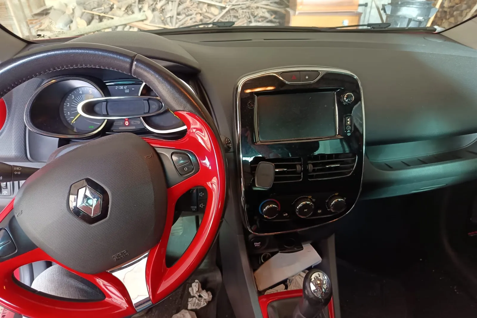 Autovettura Renault Nuova Clio targata ER843DA
