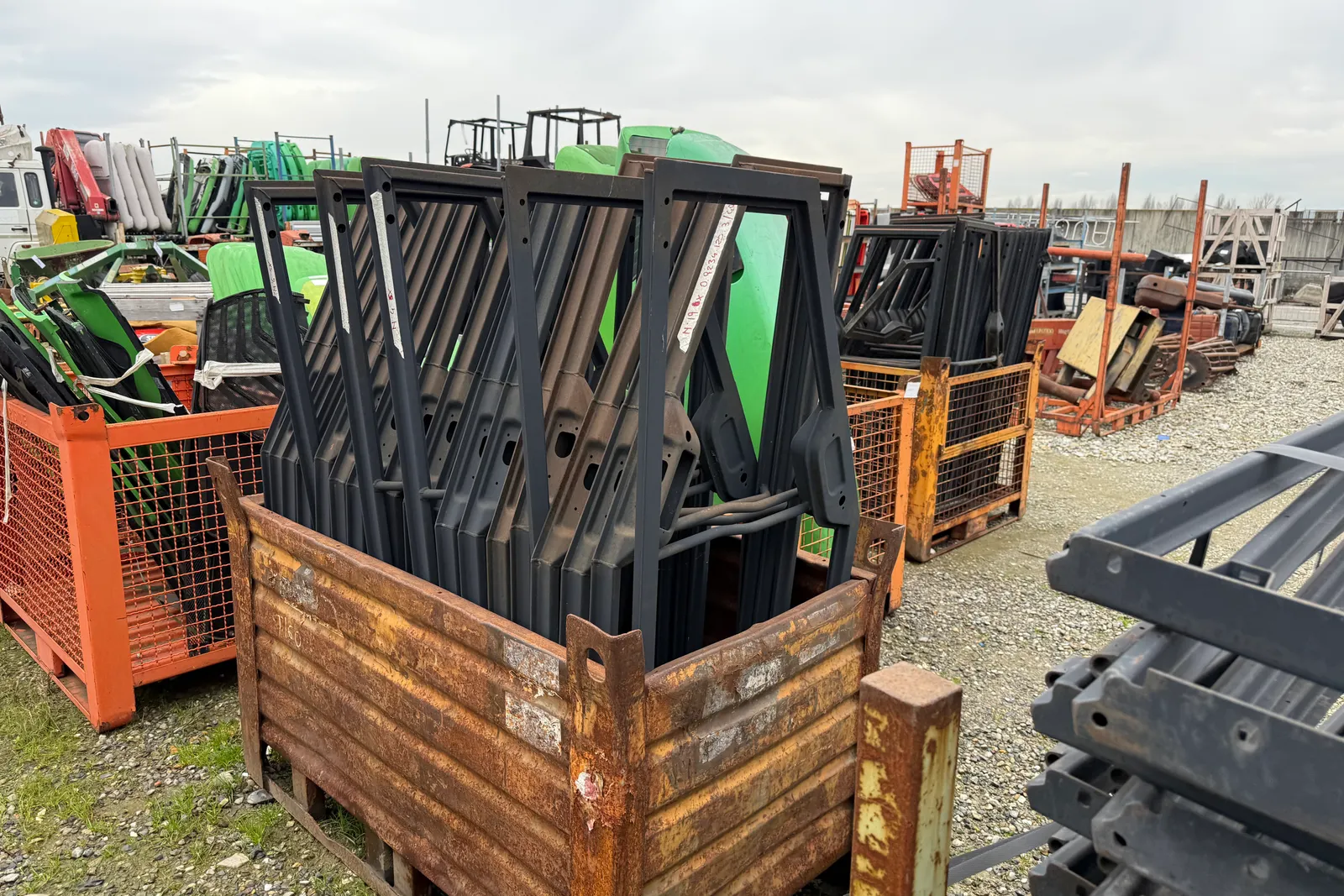 Magazzino componenti e ricambi per macchine agricole, oltre scaffali (escluse casse e ceste metalliche)