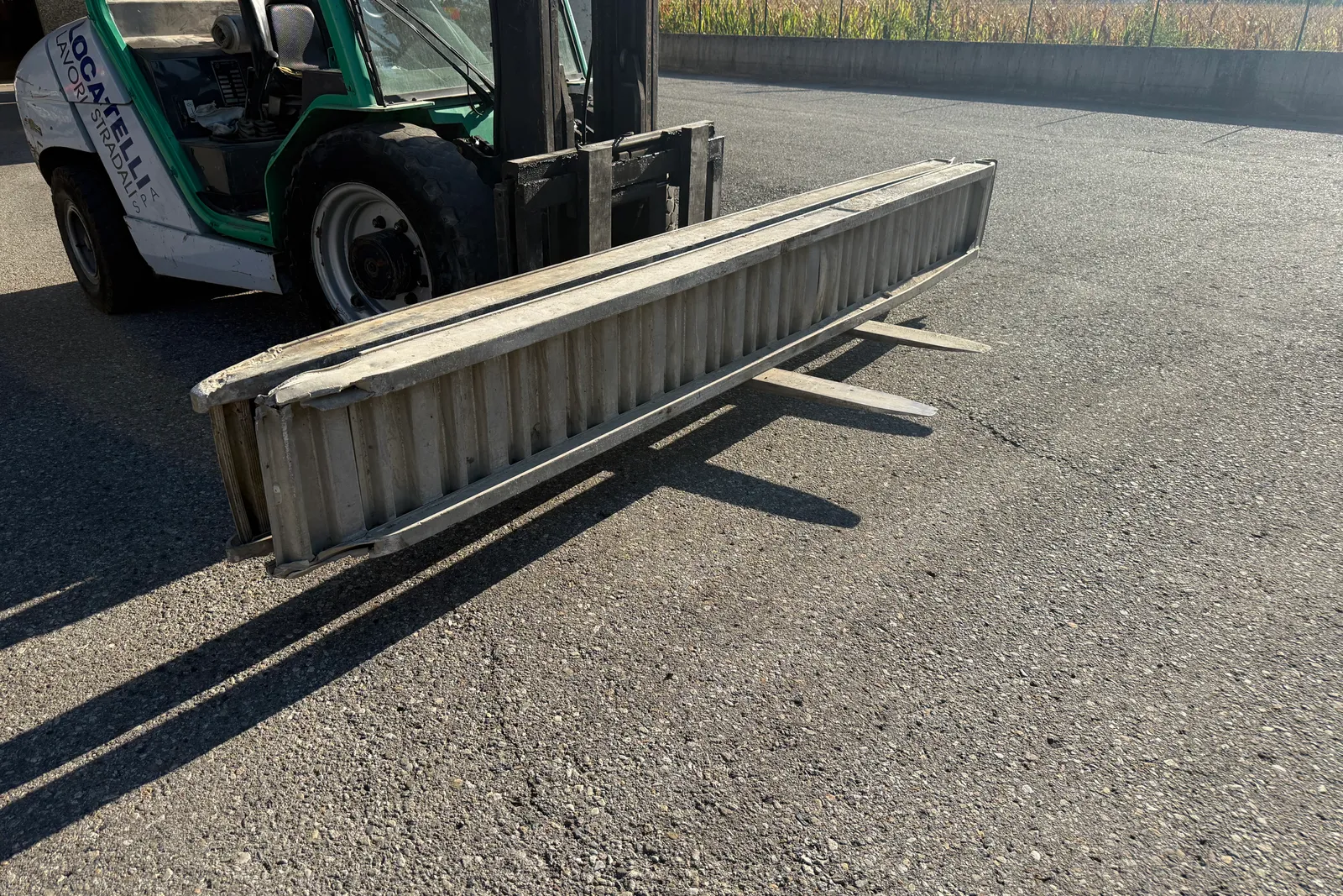 Miniescavatore cingolato Takeuchi mod. TB016S completo di n. 2 benne e coppia di rampe di carico
