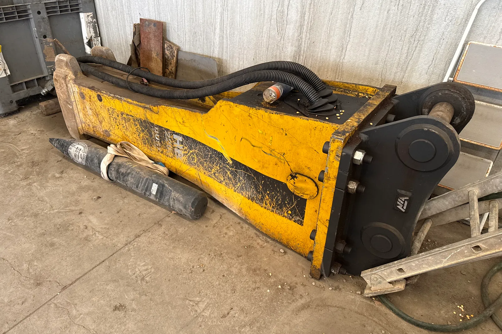 Martello demolitore con punta Atlas Copco mod. HB 2200 Dust