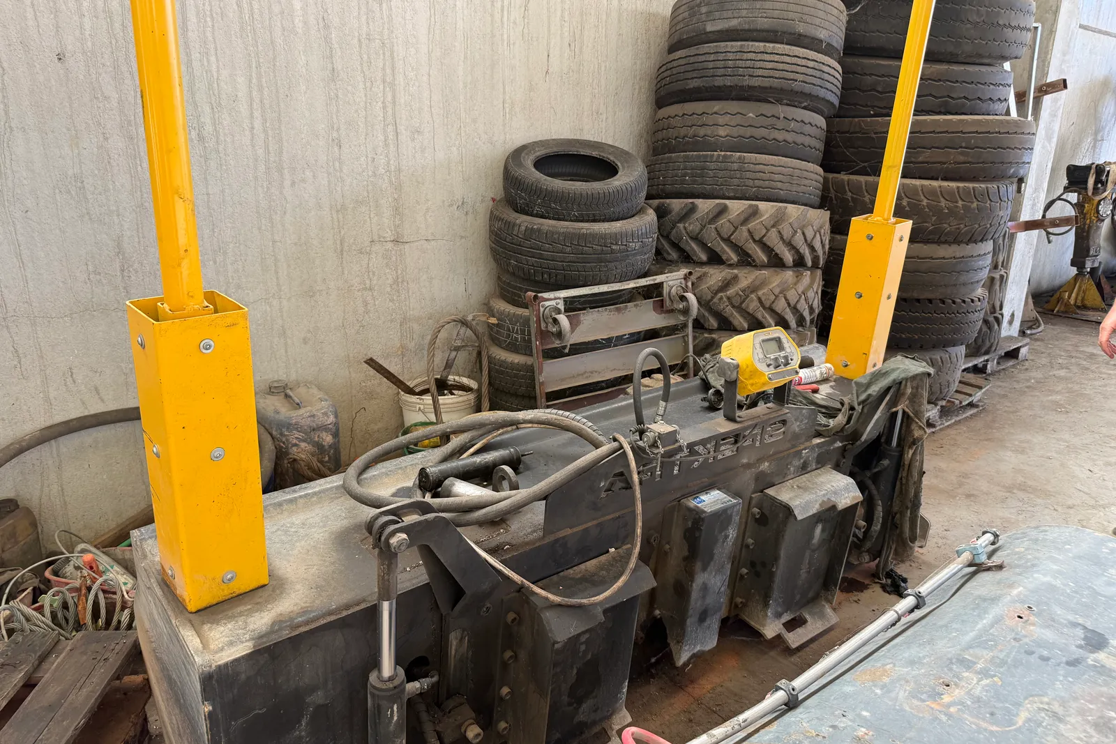Minipala cingolata Takeuchi mod. TL140 completa di lama livellatrice, spazzatrice, fresa taglia asfalto, lama da neve e strumenti di misura