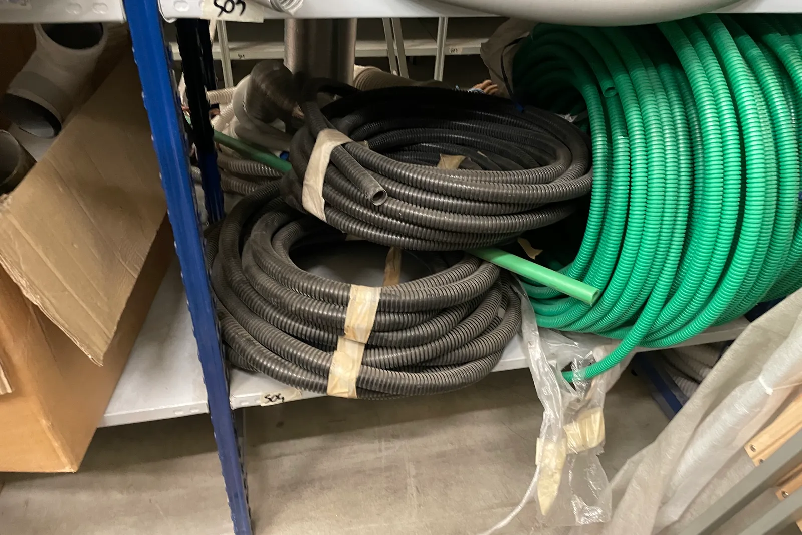 Stock lampade da tavolo, materiale elettrico e minuteria varia, oltre attrezzature e mobili da ufficio