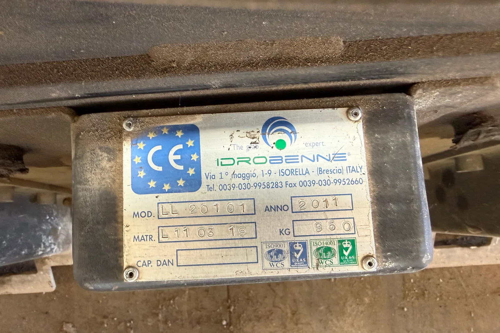 Minipala cingolata Takeuchi mod. TL140 completa di lama livellatrice, spazzatrice, fresa taglia asfalto, lama da neve e strumenti di misura