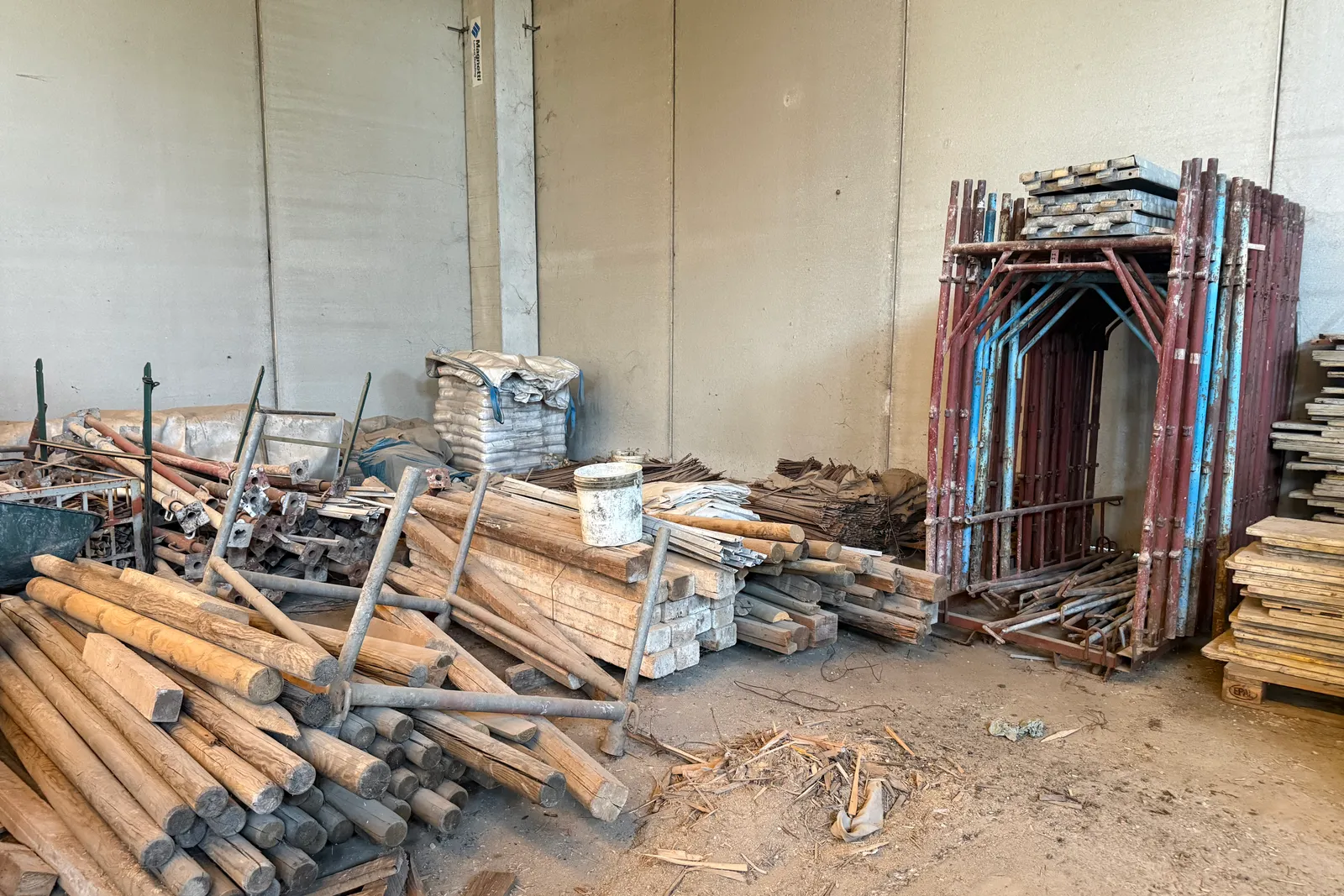 N. 2 betoniere, una taglia asfalto e materiale edile vario (ponteggi, puntelli, legname da cantiere)