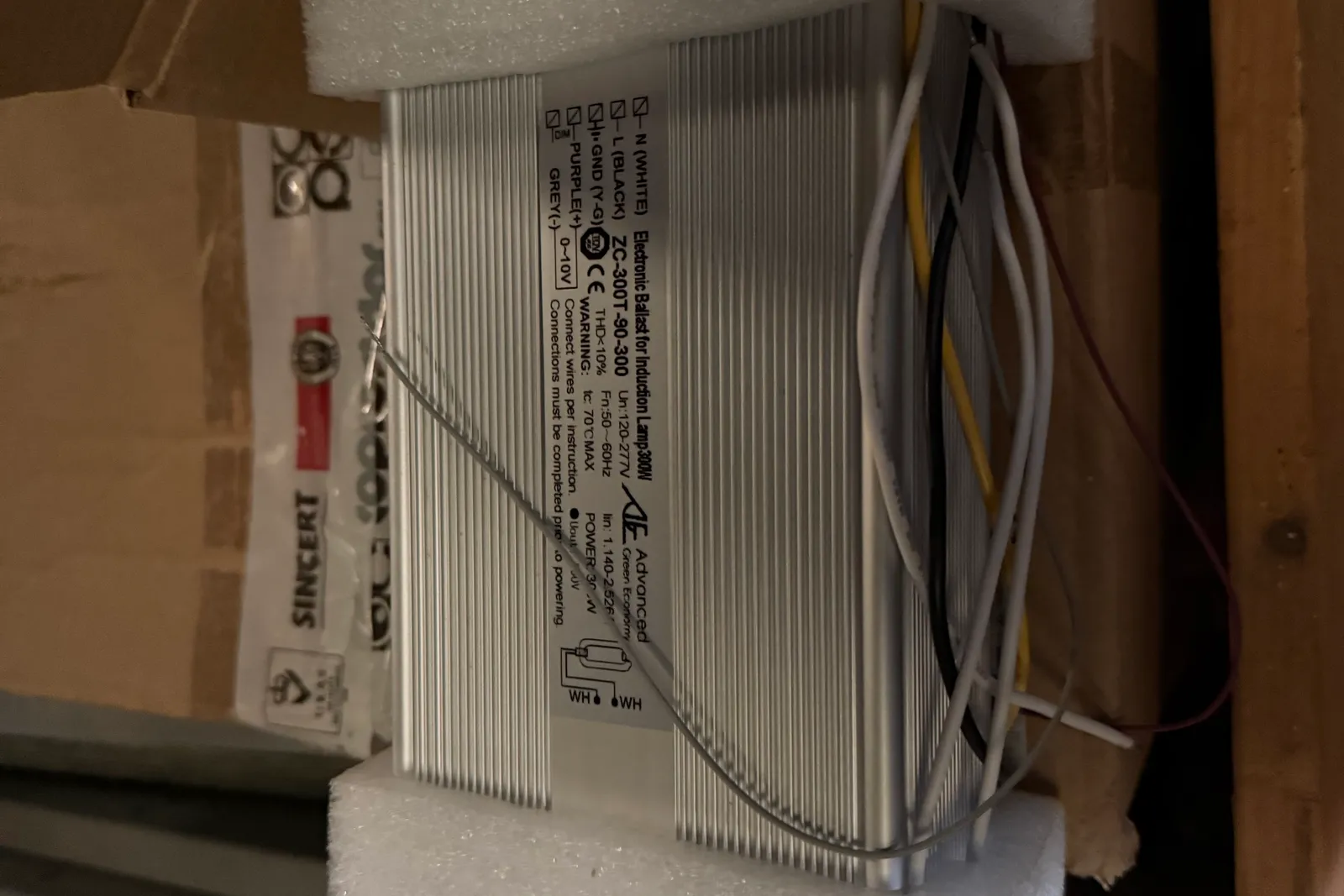 Magazzino lampade ad induzione magnetica, supporti e rimanenze