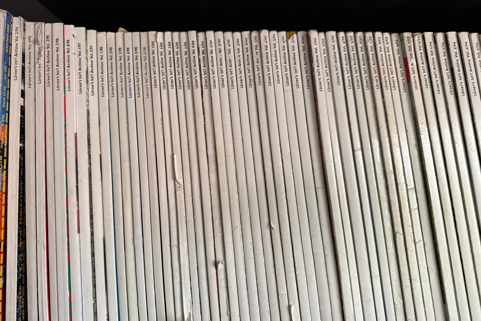 Volumi e riviste a scaffale, oltre stampe originali di uscite pubblicitarie degli anni 1955-1992 e microfiches