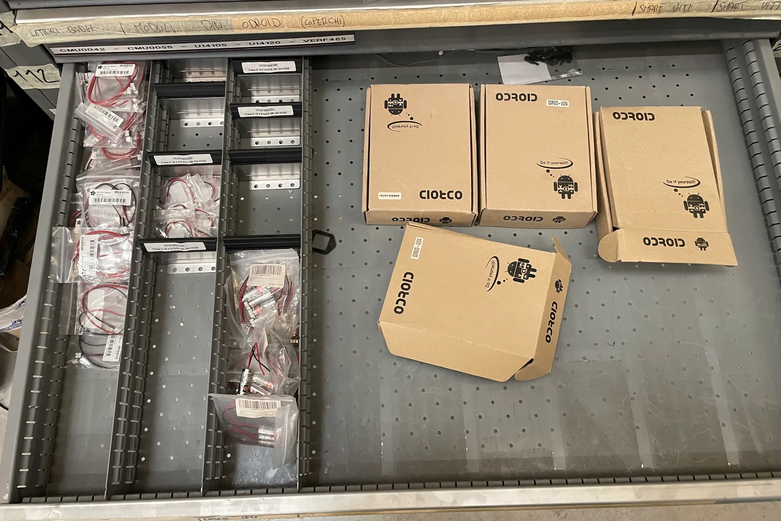 Stock lampade da tavolo, materiale elettrico e minuteria varia, oltre attrezzature e mobili da ufficio