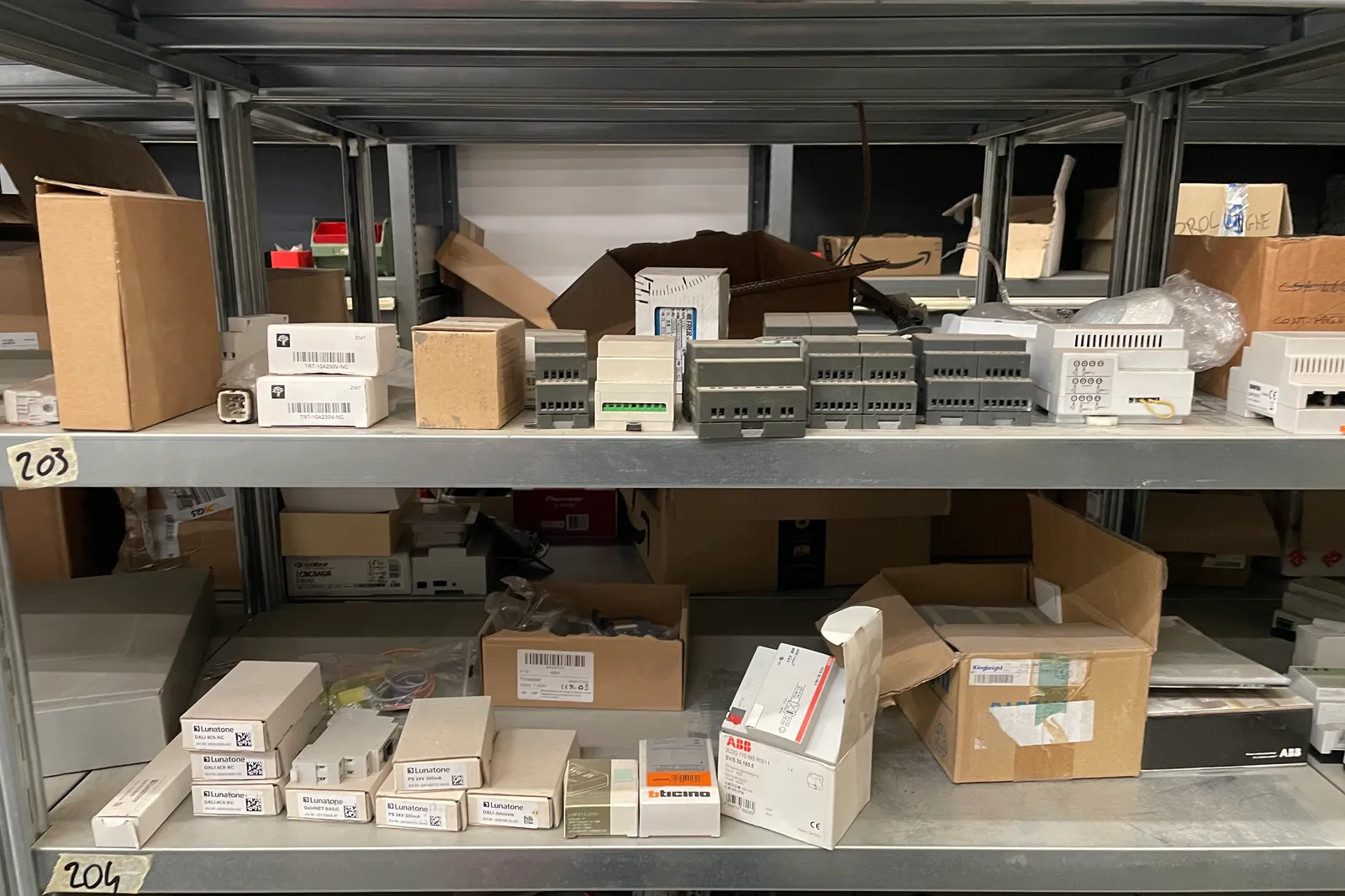 Stock lampade da tavolo, materiale elettrico e minuteria varia, oltre attrezzature e mobili da ufficio