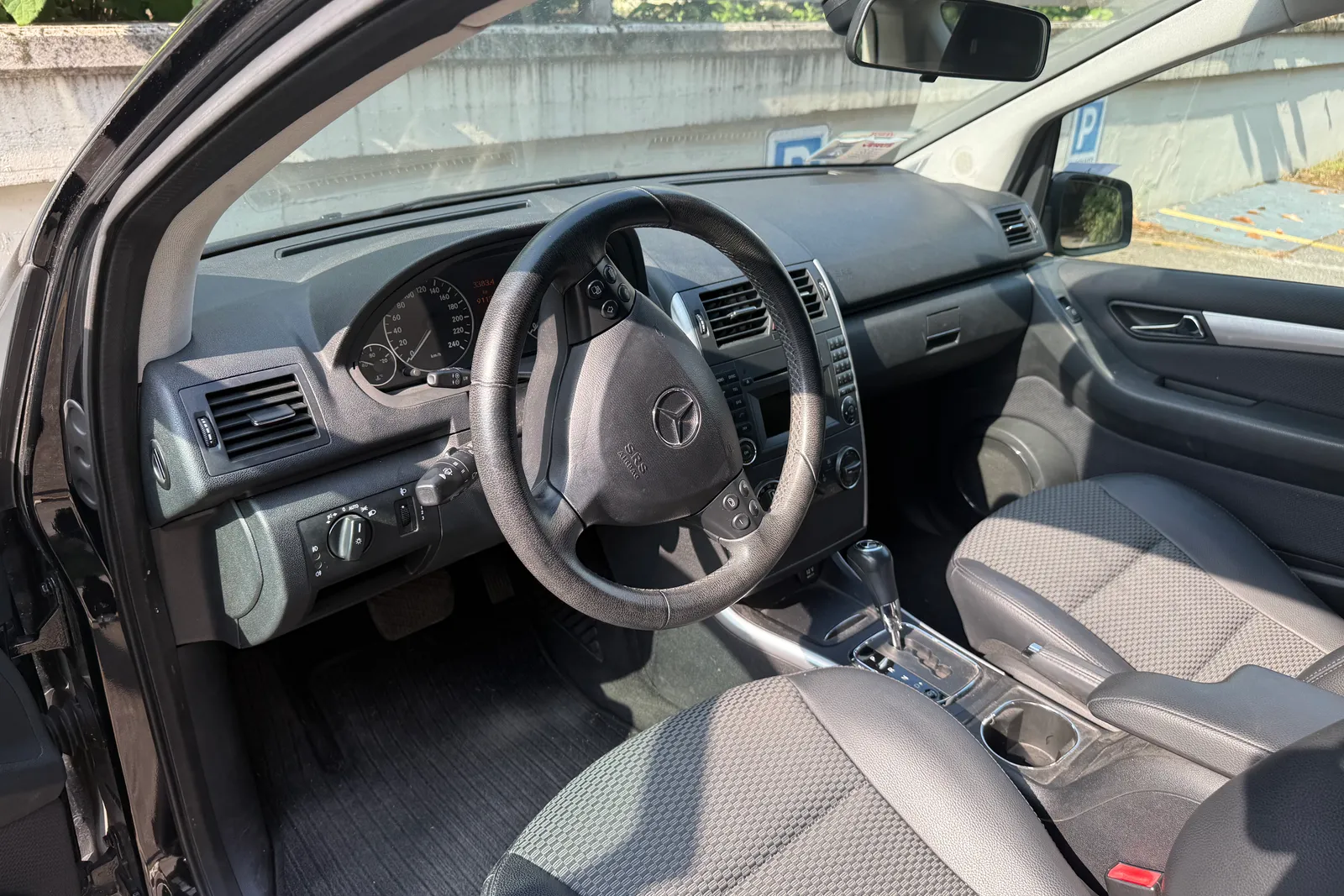 Autovettura Mercedes Classe A targata EA765RC