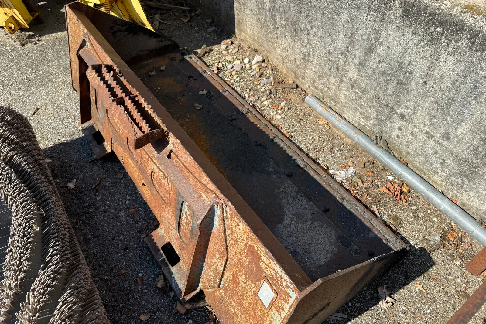 Minipala cingolata Takeuchi mod. TL140 completa di lama livellatrice, spazzatrice, fresa taglia asfalto, lama da neve e strumenti di misura