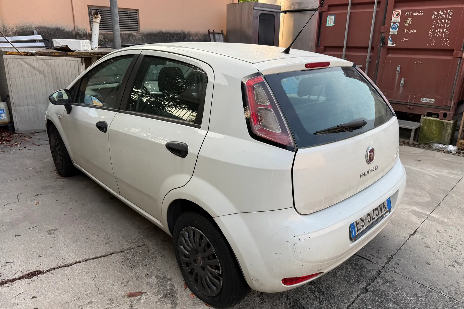 Autovettura Fiat Punto targata ES325VK