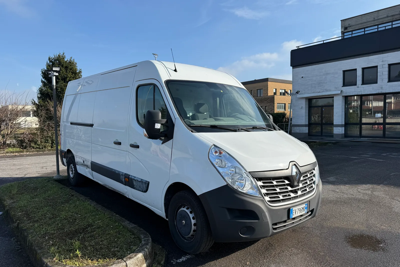 Furgone Renault Master targato EV796MR