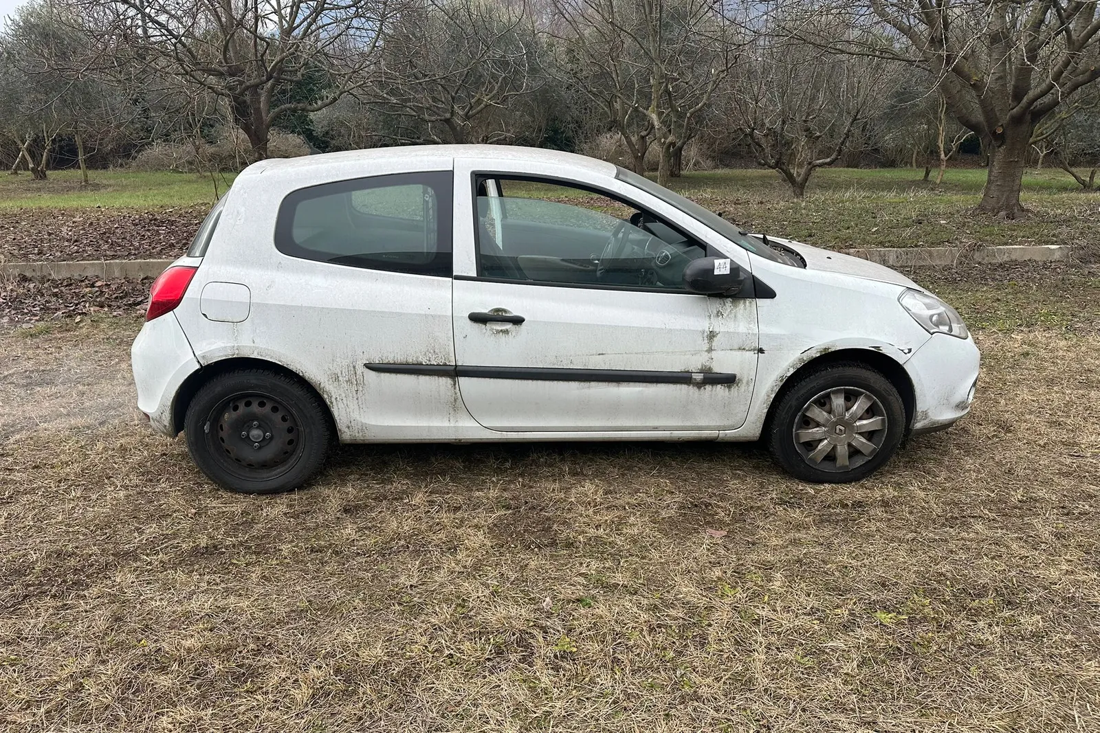 Autocarro Renault Clio targato EP552DN