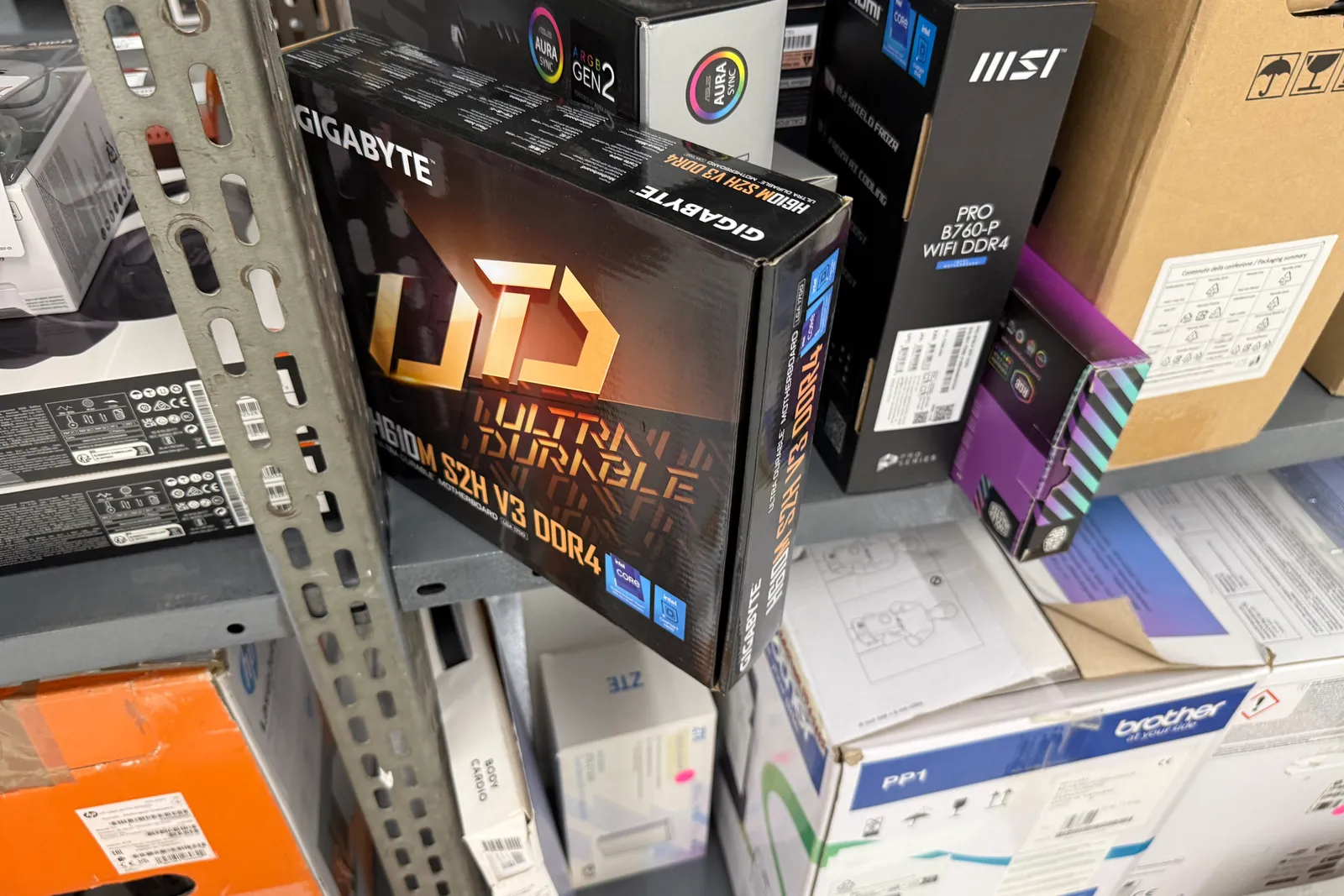 Stock prodotti, batterie, imballaggi, arredi e varie