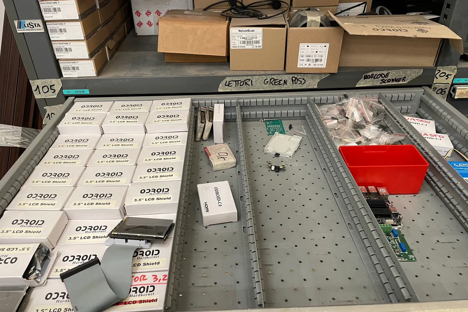 Stock lampade da tavolo, materiale elettrico e minuteria varia, oltre attrezzature e mobili da ufficio