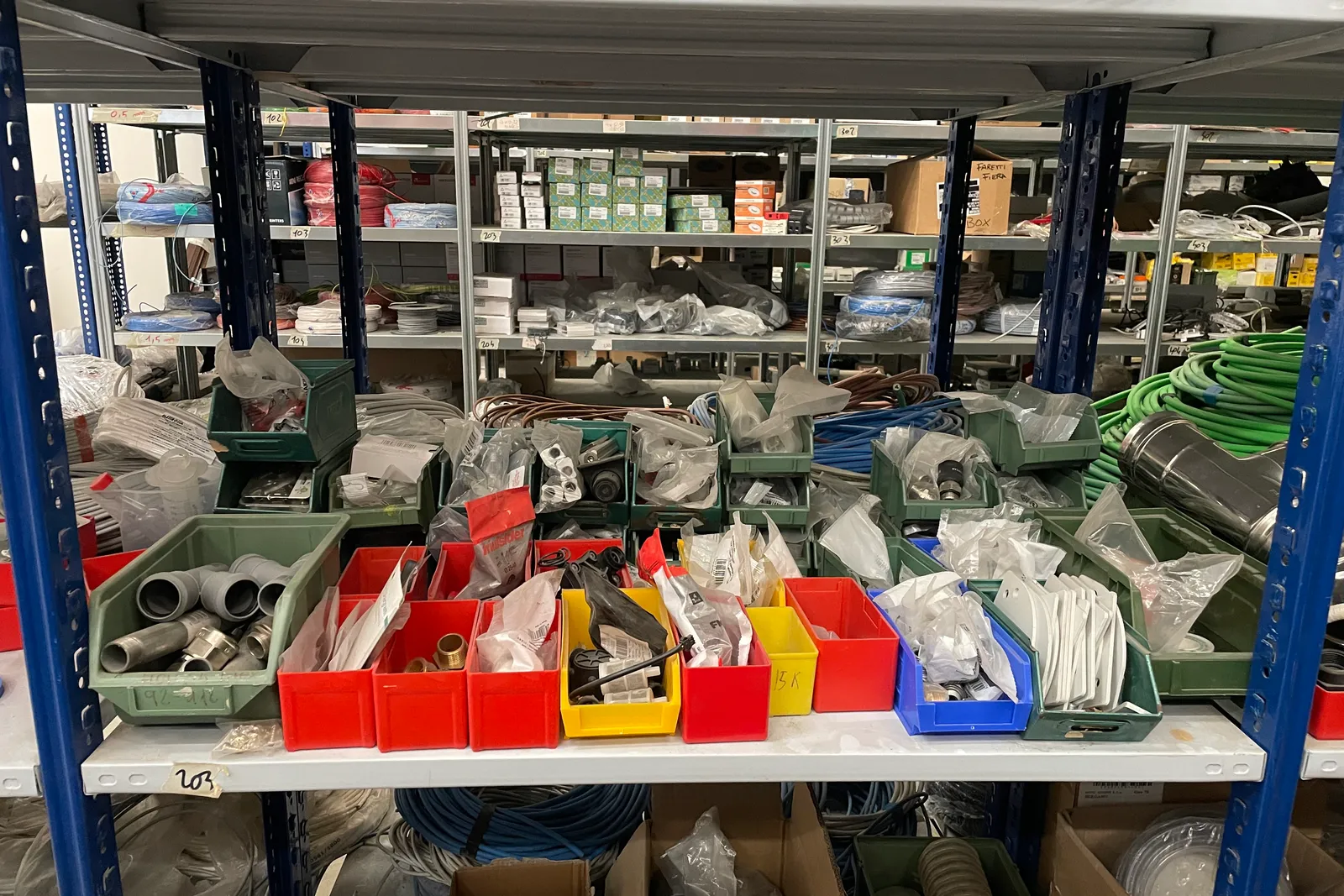 Stock lampade da tavolo, materiale elettrico e minuteria varia, oltre attrezzature e mobili da ufficio