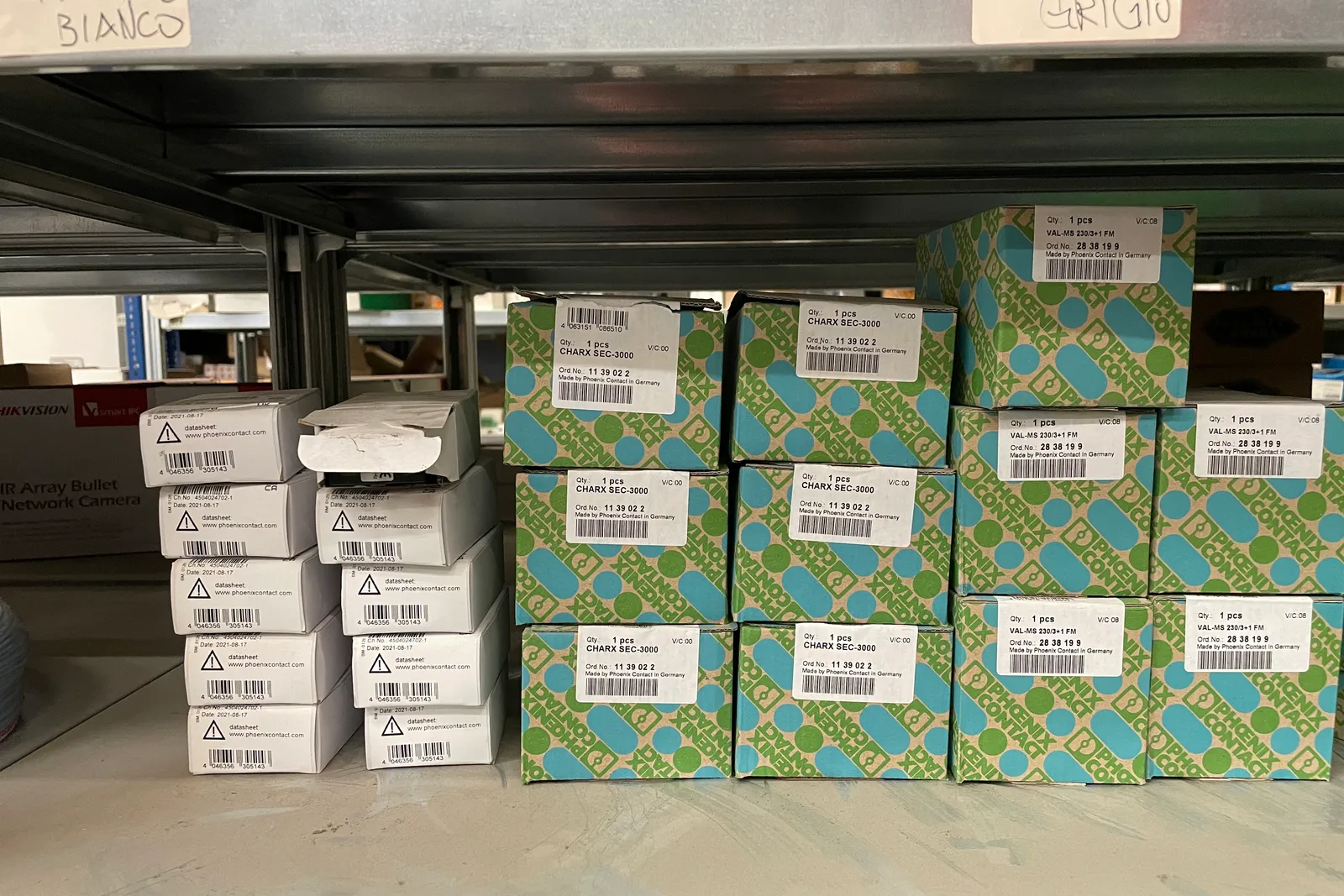 Stock lampade da tavolo, materiale elettrico e minuteria varia, oltre attrezzature e mobili da ufficio