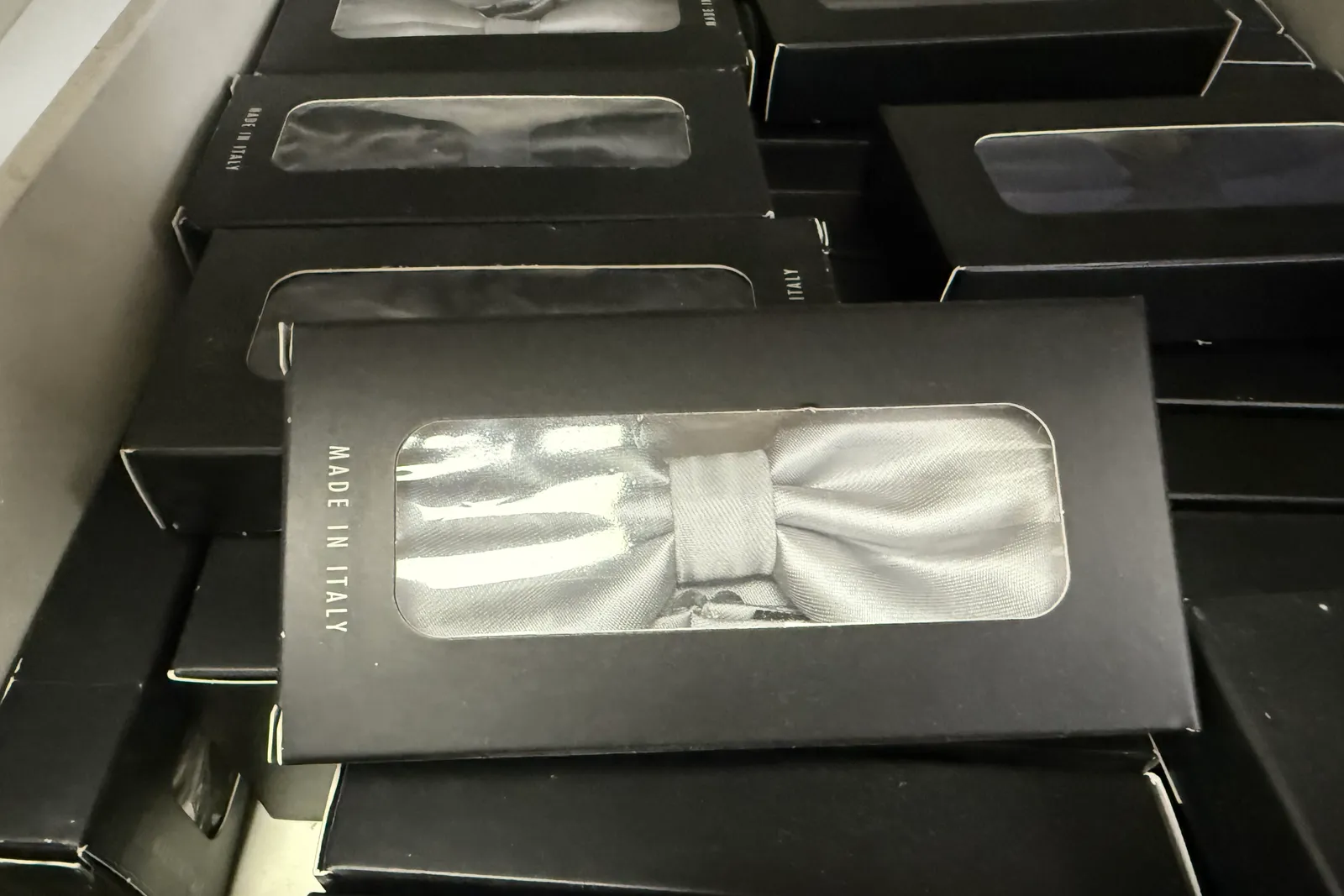 Magazzino tessuti, capi di abbigliamento e accessori – ID da n. 65 a n. 80