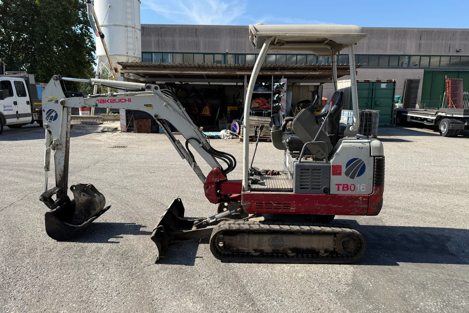 Miniescavatore cingolato Takeuchi mod. TB016S completo di n. 2 benne e coppia di rampe di carico