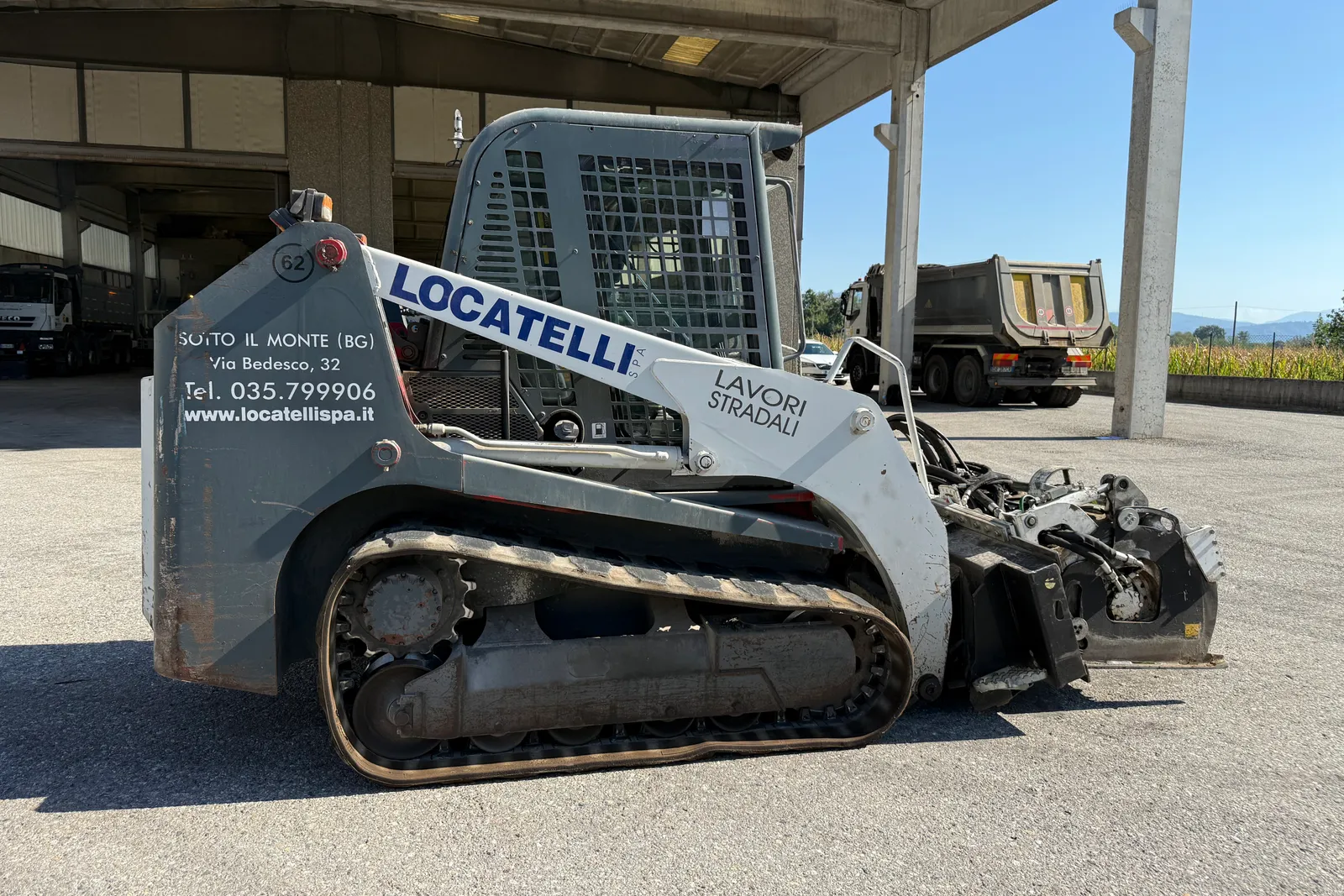 Minipala cingolata Takeuchi mod. TL140 completa di lama livellatrice, spazzatrice, fresa taglia asfalto, lama da neve e strumenti di misura