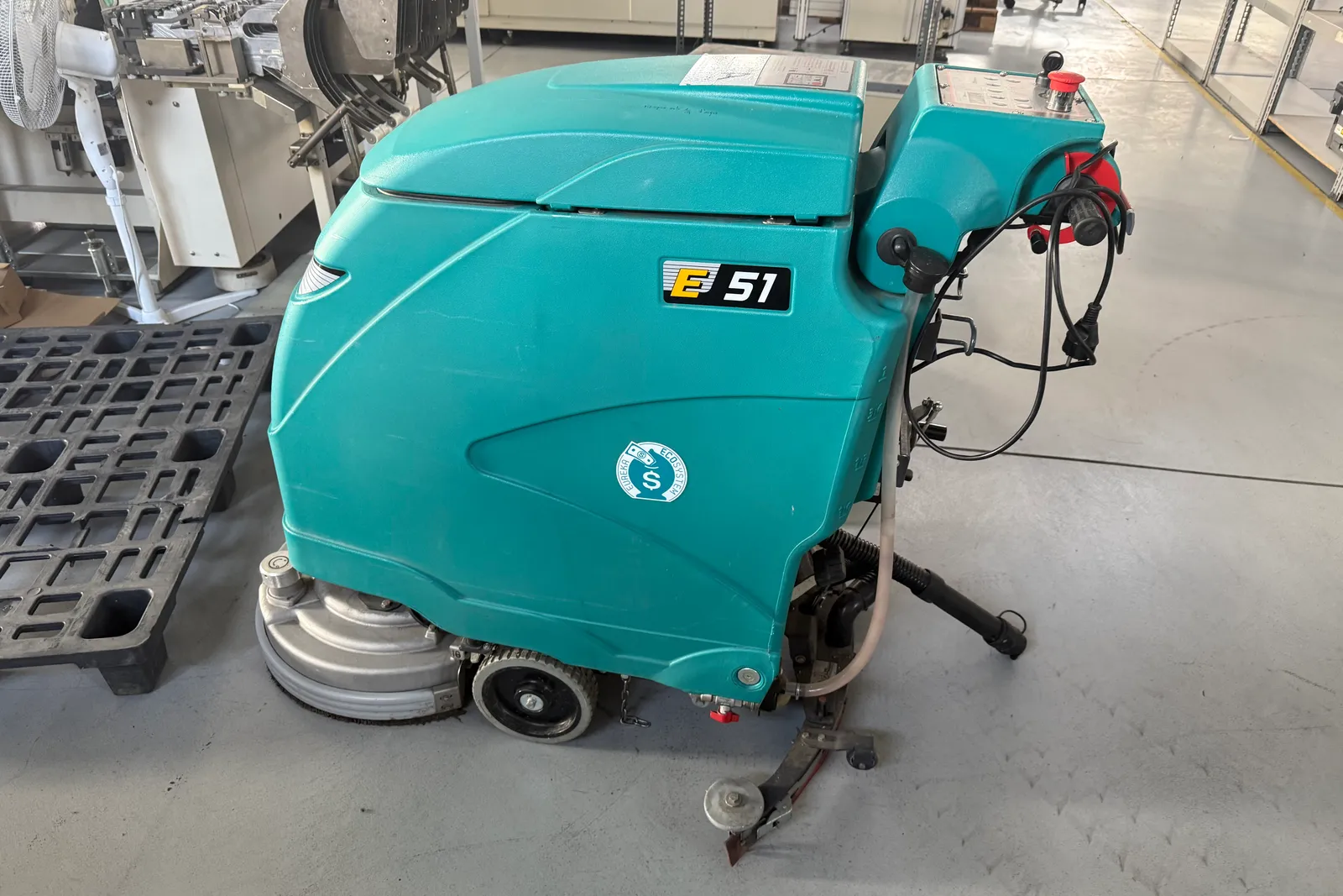 N. 3 transpallet, carrello, lavaasciuga pavimenti, carrello porta utensili Beta