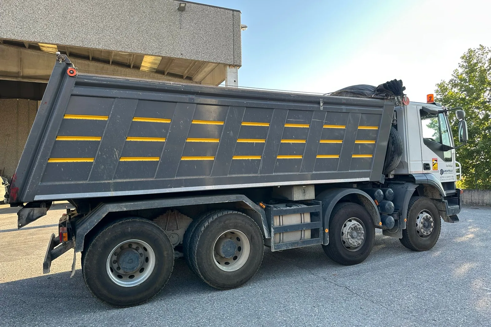 Autocarro ribaltabile Iveco Magirus A410T/Colombo targato DA178NZ