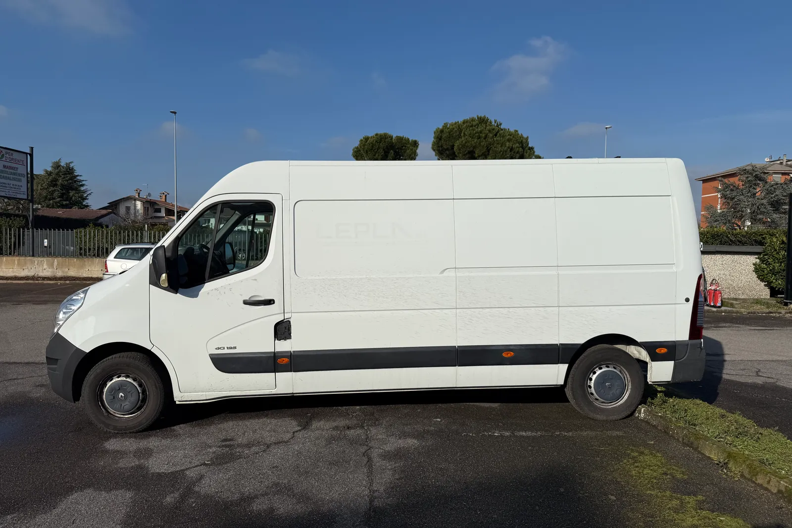 Furgone Renault Master targato EV796MR