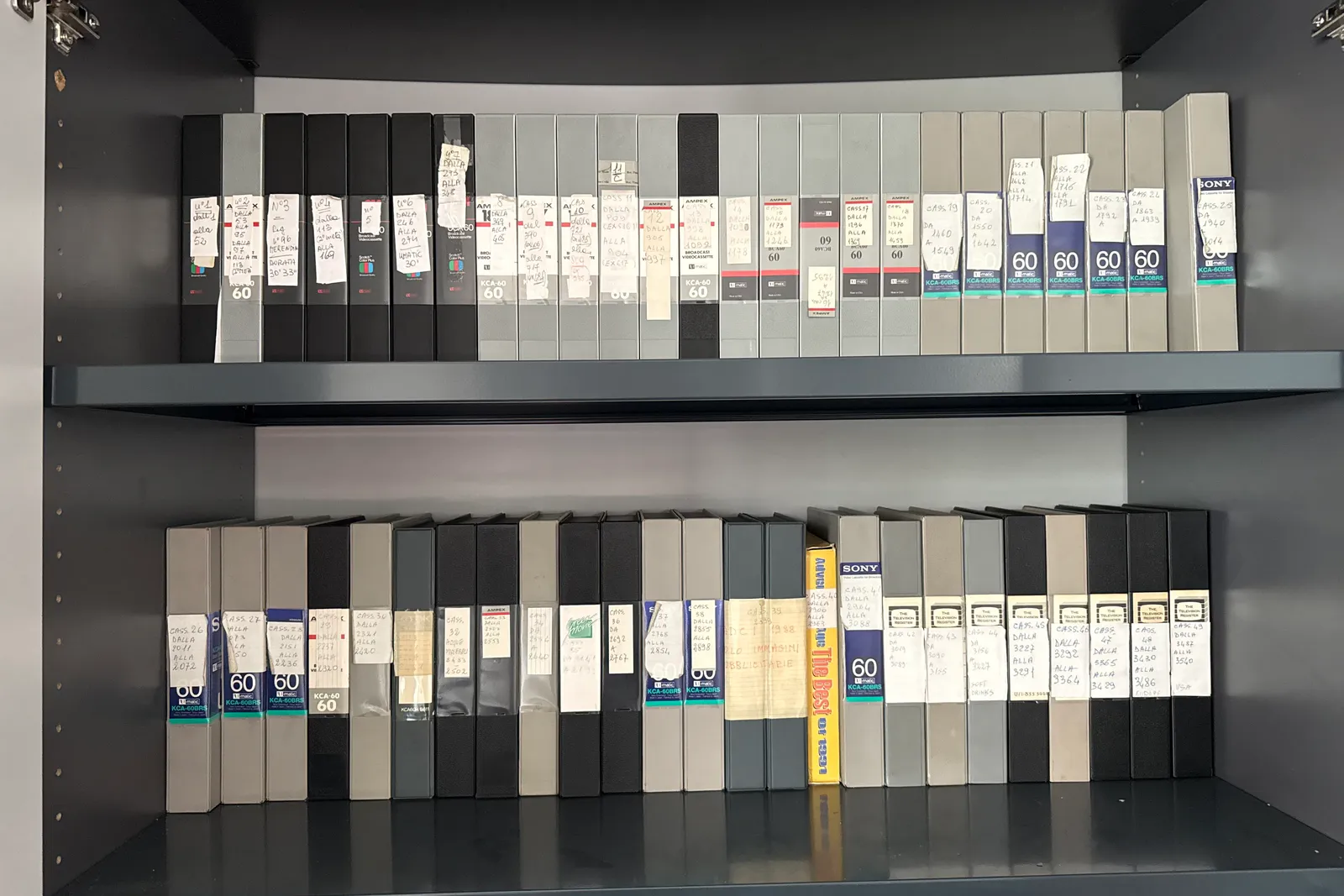 Volumi e riviste a scaffale, oltre stampe originali di uscite pubblicitarie degli anni 1955-1992 e microfiches