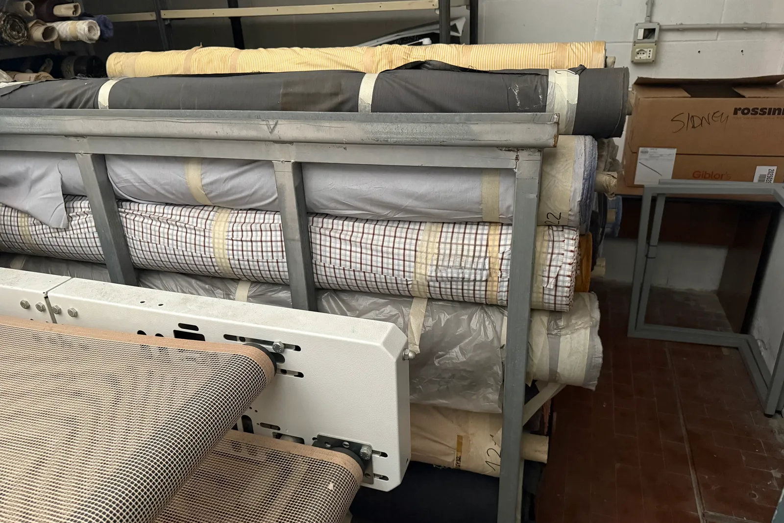 Magazzino tessuti, capi di abbigliamento e accessori – ID da n. 65 a n. 80