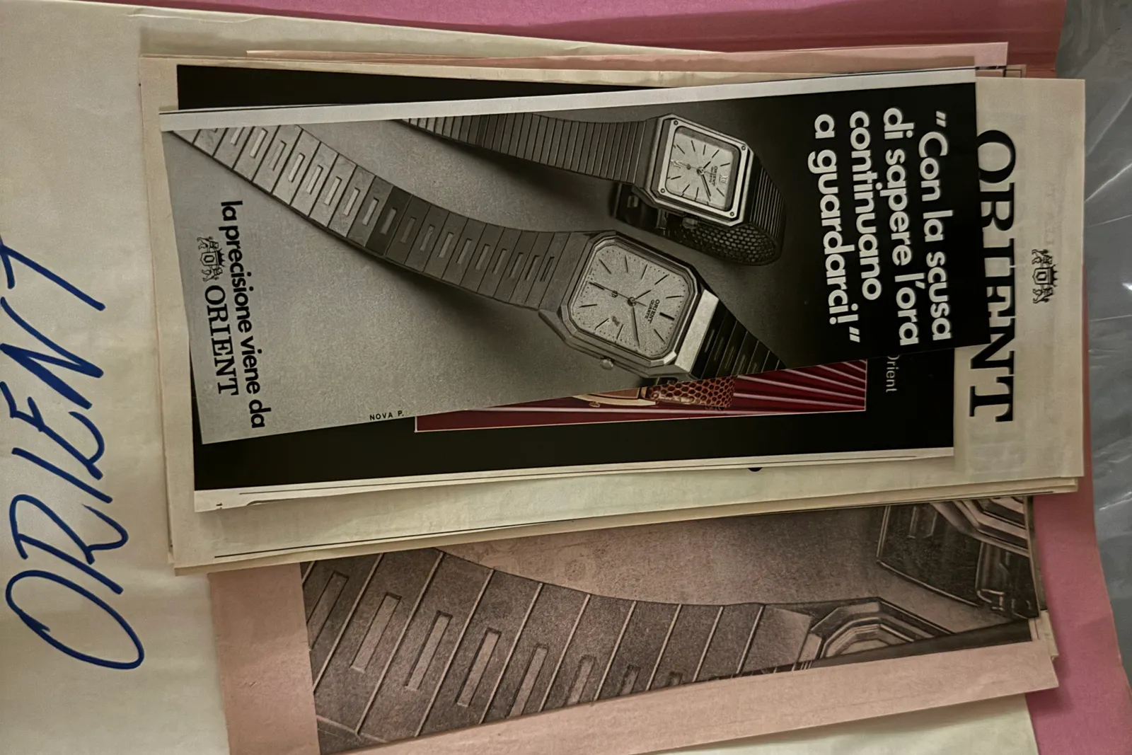 Volumi e riviste a scaffale, oltre stampe originali di uscite pubblicitarie degli anni 1955-1992 e microfiches