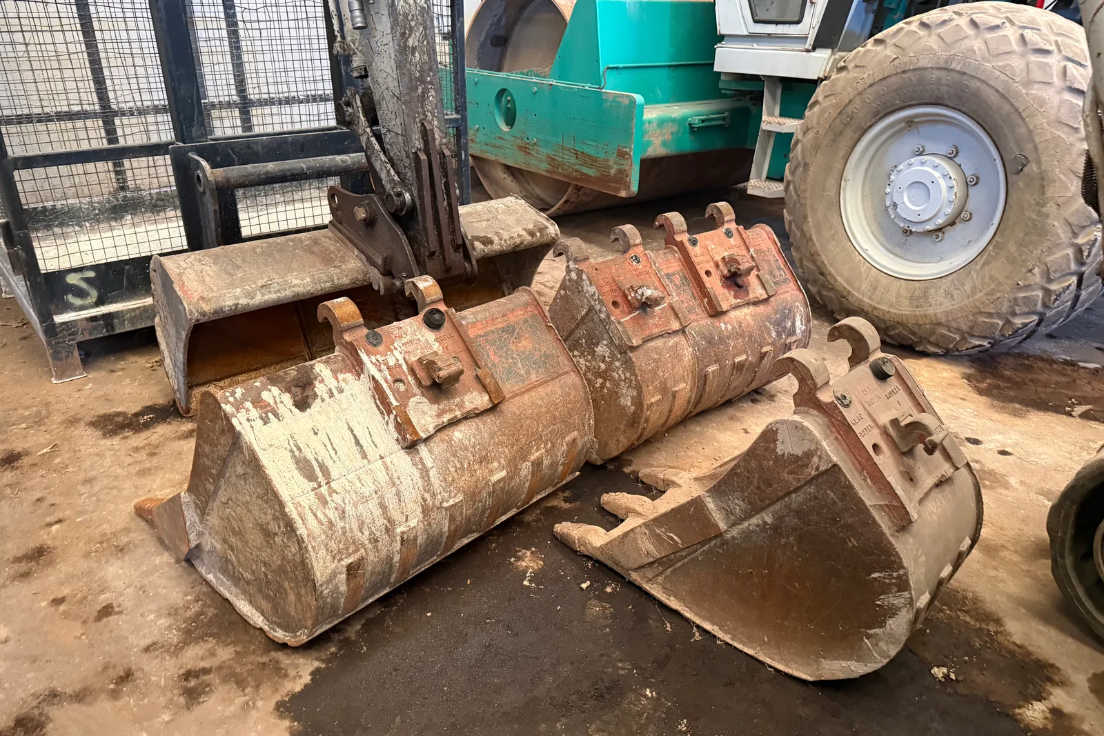 Escavatore cingolato Takeuchi mod. TB175 completo di n. 3 benne